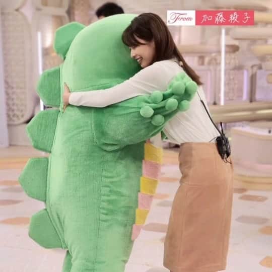 加藤綾子のインスタグラム：「* 昨日イットを卒業しました🌸  3年半、視聴者の皆さま、スタッフさん本当にありがとうございました！！  立ち上げから携わった番組で特別な想いがあり、寂しいようなホッとした様な気持ちです。  部活のようといったら変ですが…団結力、連帯感ある場で多くの事を学ばせて貰いました！  榎並アナと宮司アナの新たなイットをこれからはテレビの前で楽しみにしてます✨📺  そして 大好きなガチャピン いつも笑顔にさせてくれて 本当にありがとう！！  これからも沢山の人に笑顔を届けてね😊  #イット #スタッフさんが #素敵な動画を作ってくれました」