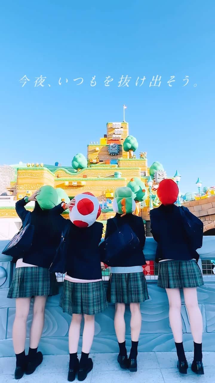 のインスタグラム：「屋上へ続く階段を登った先は...!?   放課後、そのまま学校から この世界に行けたらいいなぁ！！  コラボウィークの他の動画もお楽しみに！！！  @universal_studios_japan  #ユニバーサルスタジオジャパン #usj #あああつし #universalstudiosjapan  #ユニバ」