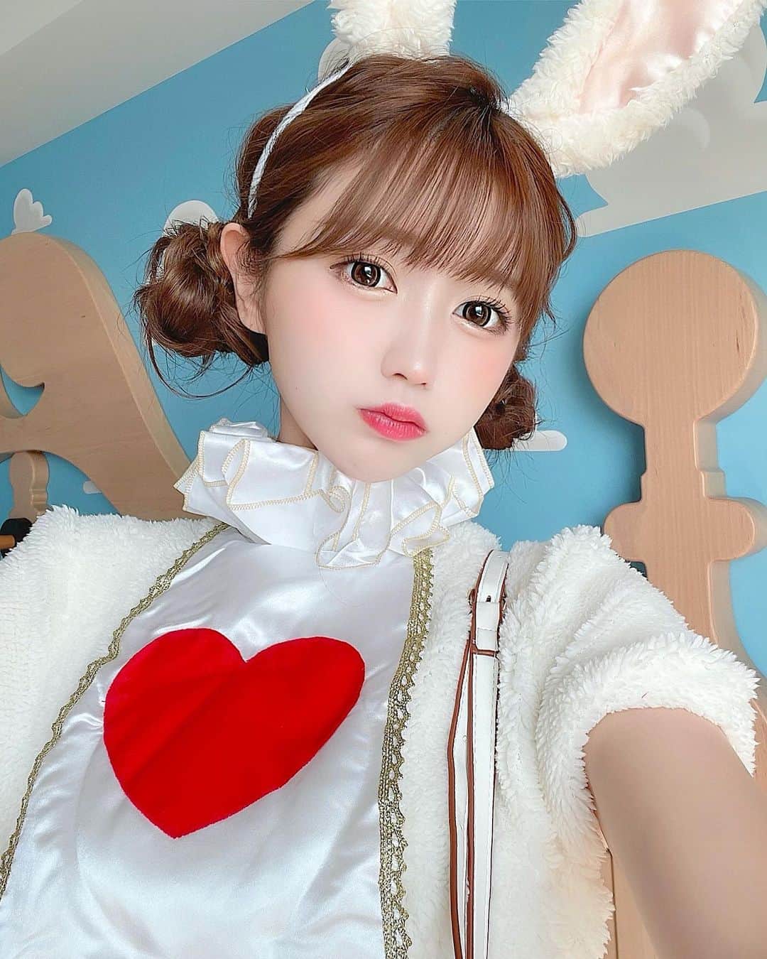 のインスタグラム：「🐰🐰♥️   #うさぎ好きさんと繋がりたい  #白うさぎ  #ハロウィンコスプレ  #ハロウィン  #コスプレ  #白うさぎコスプレ」