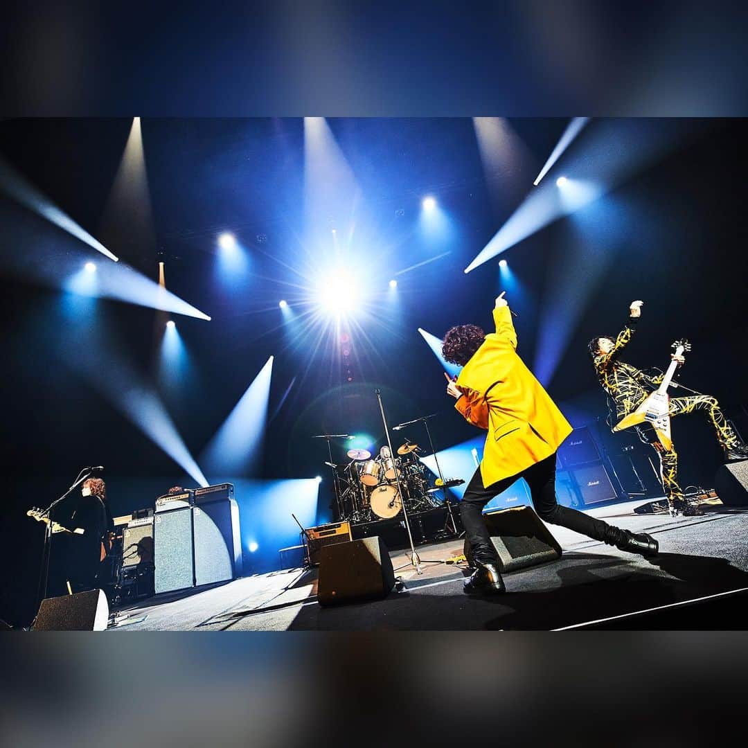 THE YELLOW MONKEYのインスタグラム：「いよいよ明日10/2(日)21:00〜配信🔥  𝐓𝐇𝐄 𝐘𝐄𝐋𝐋𝐎𝐖 𝐌𝐎𝐍𝐊𝐄𝐘 𝐒𝐔𝐏𝐄𝐑 𝐅𝐂 𝐏𝐀𝐑𝐓𝐘 𝟐𝟎𝟏𝟕 -𝐃𝐑𝐀𝐒𝐓𝐈𝐂 𝐇𝐎𝐋𝐈𝐃𝐀𝐘-  2017年に開催されたFCツアーから、ファイナル・11月5日 三重県文化センター公演の模様をBELIEVER.限定で無料配信いたします⚡️  オフィシャルファンクラブBELIEVER. 初のFCツアーとなったこのライブは「会員の皆様といつもとは少し違った休日を」というコンセプトで開催され、  👗ドレスコードは「黄色のワンポイント」 🎤再集結後初の演奏となったレアな楽曲 🎸アコースティックコーナー  などなど、見どころたっぷりの内容。 さらにこの配信に合わせて、これまでにも好評いただいている「オンラインくじ」も実施中！メンバーからのビデオレターやサイン入りポスターをはじめ、ここでしか手に入らないアイテムの数々をご用意しています✨  迷っている方は、今からのBELIEVER.ご入会でも間に合いますのでどうぞお見逃しなく！ 視聴方法など詳しくはオフィシャルサイトをご覧ください❤️‍🔥  ＜配信対象＞ オフィシャルファンクラブ「BELIEVER.」会員 金額：無料  ＜配信日時＞ 2022年10月2日(日)21:00〜 (開場/20:30予定) リピート配信：2022年10月3日(月)21:00〜（1回のみ）  📸Photo by Keiko Tanabe(@keecoroma)  #THEYELLOWMONKEY #DRASTICHOLIDAY #TYM_DH #吉井和哉 #菊地英昭 #廣瀬洋一 #菊地英二」