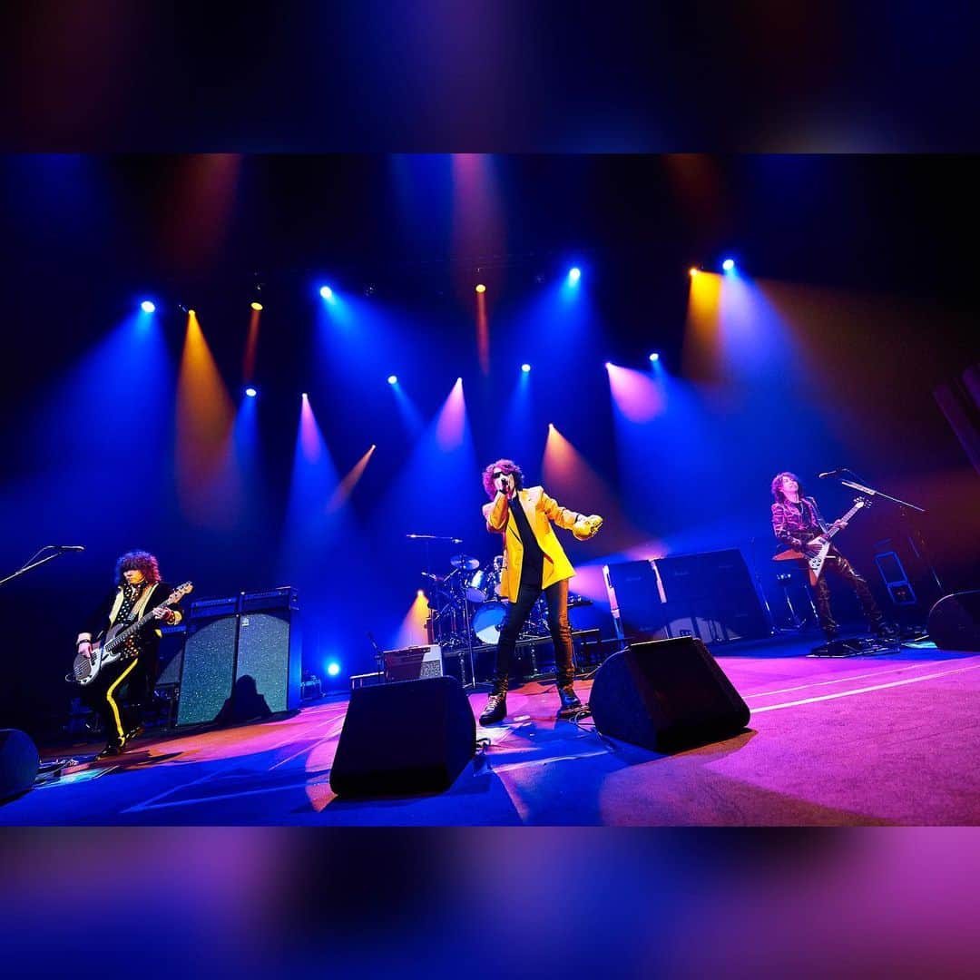 THE YELLOW MONKEYのインスタグラム：「いよいよ明日10/2(日)21:00〜配信🔥  𝐓𝐇𝐄 𝐘𝐄𝐋𝐋𝐎𝐖 𝐌𝐎𝐍𝐊𝐄𝐘 𝐒𝐔𝐏𝐄𝐑 𝐅𝐂 𝐏𝐀𝐑𝐓𝐘 𝟐𝟎𝟏𝟕 -𝐃𝐑𝐀𝐒𝐓𝐈𝐂 𝐇𝐎𝐋𝐈𝐃𝐀𝐘-  2017年に開催されたFCツアーから、ファイナル・11月5日 三重県文化センター公演の模様をBELIEVER.限定で無料配信いたします⚡️  オフィシャルファンクラブBELIEVER. 初のFCツアーとなったこのライブは「会員の皆様といつもとは少し違った休日を」というコンセプトで開催され、  👗ドレスコードは「黄色のワンポイント」 🎤再集結後初の演奏となったレアな楽曲 🎸アコースティックコーナー  などなど、見どころたっぷりの内容。 さらにこの配信に合わせて、これまでにも好評いただいている「オンラインくじ」も実施中！メンバーからのビデオレターやサイン入りポスターをはじめ、ここでしか手に入らないアイテムの数々をご用意しています✨  迷っている方は、今からのBELIEVER.ご入会でも間に合いますのでどうぞお見逃しなく！ 視聴方法など詳しくはオフィシャルサイトをご覧ください❤️‍🔥  ＜配信対象＞ オフィシャルファンクラブ「BELIEVER.」会員 金額：無料  ＜配信日時＞ 2022年10月2日(日)21:00〜 (開場/20:30予定) リピート配信：2022年10月3日(月)21:00〜（1回のみ）  📸Photo by Keiko Tanabe(@keecoroma)  #THEYELLOWMONKEY #DRASTICHOLIDAY #TYM_DH #吉井和哉 #菊地英昭 #廣瀬洋一 #菊地英二」