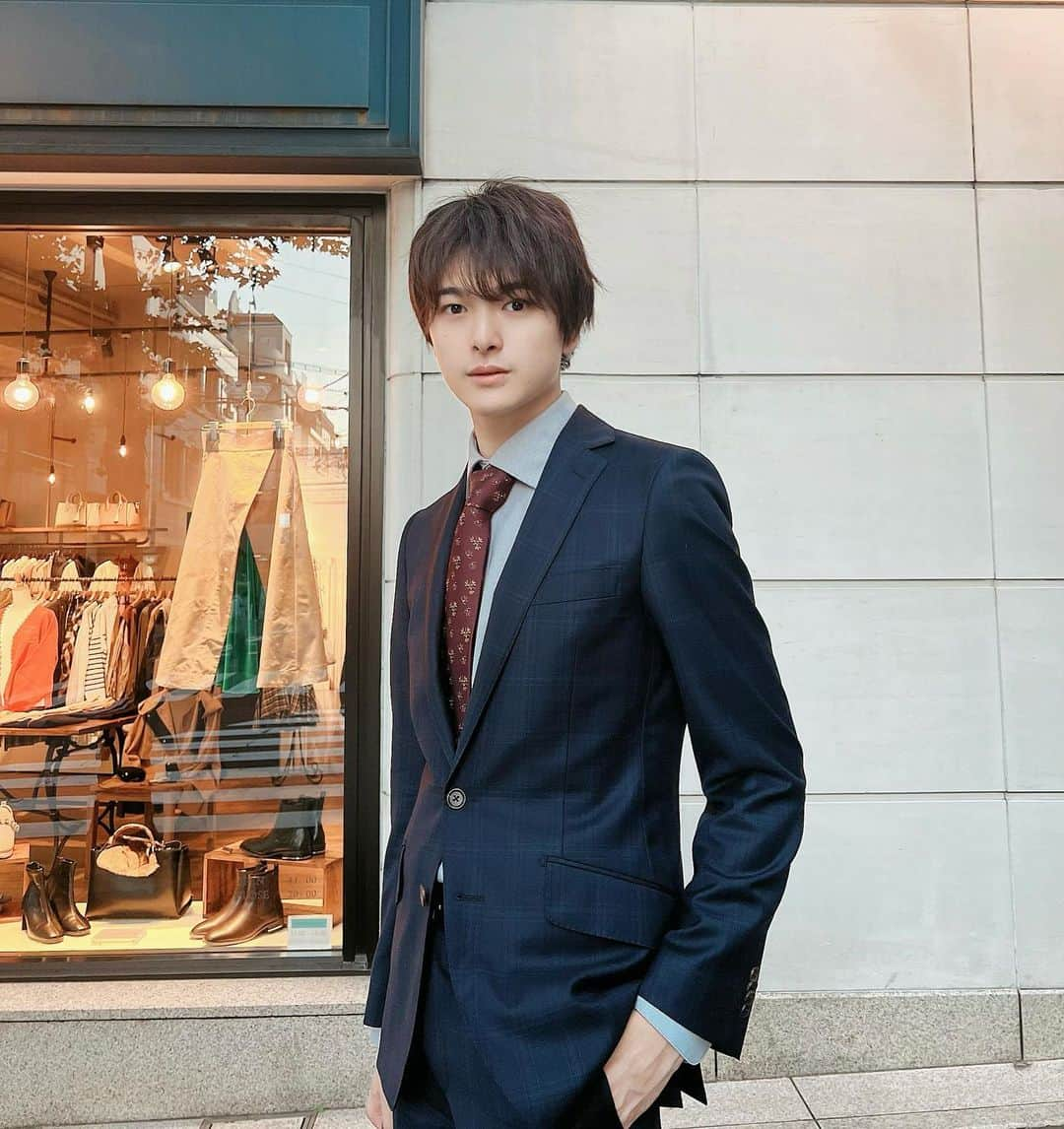 遊馬晃祐さんのインスタグラム写真 - (遊馬晃祐Instagram)「To wear a suit！  スーツコーデ！  先日オーダーしていたスーツが届きました！ 似合ってるかな？ 普段衣装でしか着ないからすごい新鮮だ☺️  もう１着買ったから投稿楽しみにしてね(^-^)  FCの方でネクタイ結べるかな？動画あげます笑  #ootd #suit #suits #suitstyle #japan #japanese #スーツ男子 #スーツコーデ #スーツ着こなし #メンズスーツ #スーツセレクト #スーツ#japaneseboy #japanesefashion」10月1日 19時11分 - asumakosuke1020