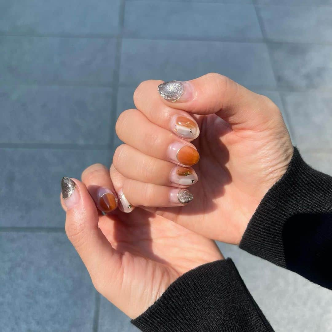 ののさんのインスタグラム写真 - (ののInstagram)「. 秋っぽいカラーのニュアンスネイル💅 塗りかけネイル、マグネットネイルも混ぜてもらった🫶  #ニュアンスネイル#ジェルネイル#ハンドネイル#ハンドネイルデザイン#秋ネイル#秋ネイルデザイン#マグネットネイル#nailart#nailart」10月1日 19時14分 - nonoko0309