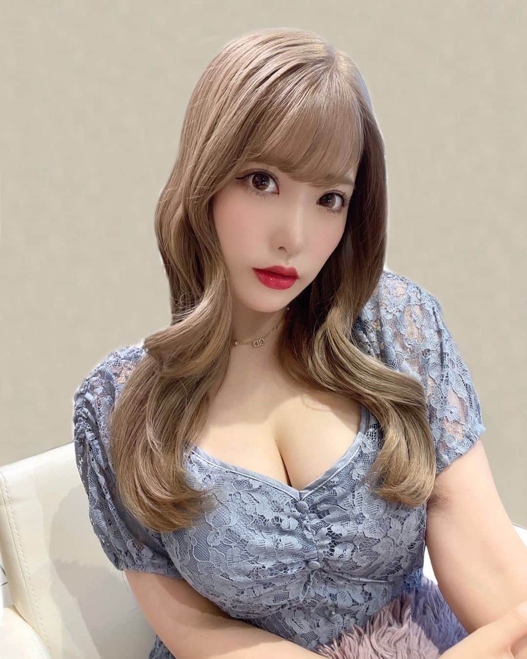 のインスタグラム：「明日はついに デビュー日です🥰💗💗  その前に美容院いって 髪色綺麗に！やっぱり ハイトーンさいこぉ🫶✨  明日は1.2部の出演です🤍 19:15〜と21:15〜です😘 メイドイベントでもあります！ おかえりなさいませご主人様😽💗  楽しみぃいいい！！！ ・ #バーレスク東京　#burlesquetokyo #burlesque #六本木 #港区　#ultra #誰かの夢になって生きていく  #わがままボディ #マシュマロボディ」