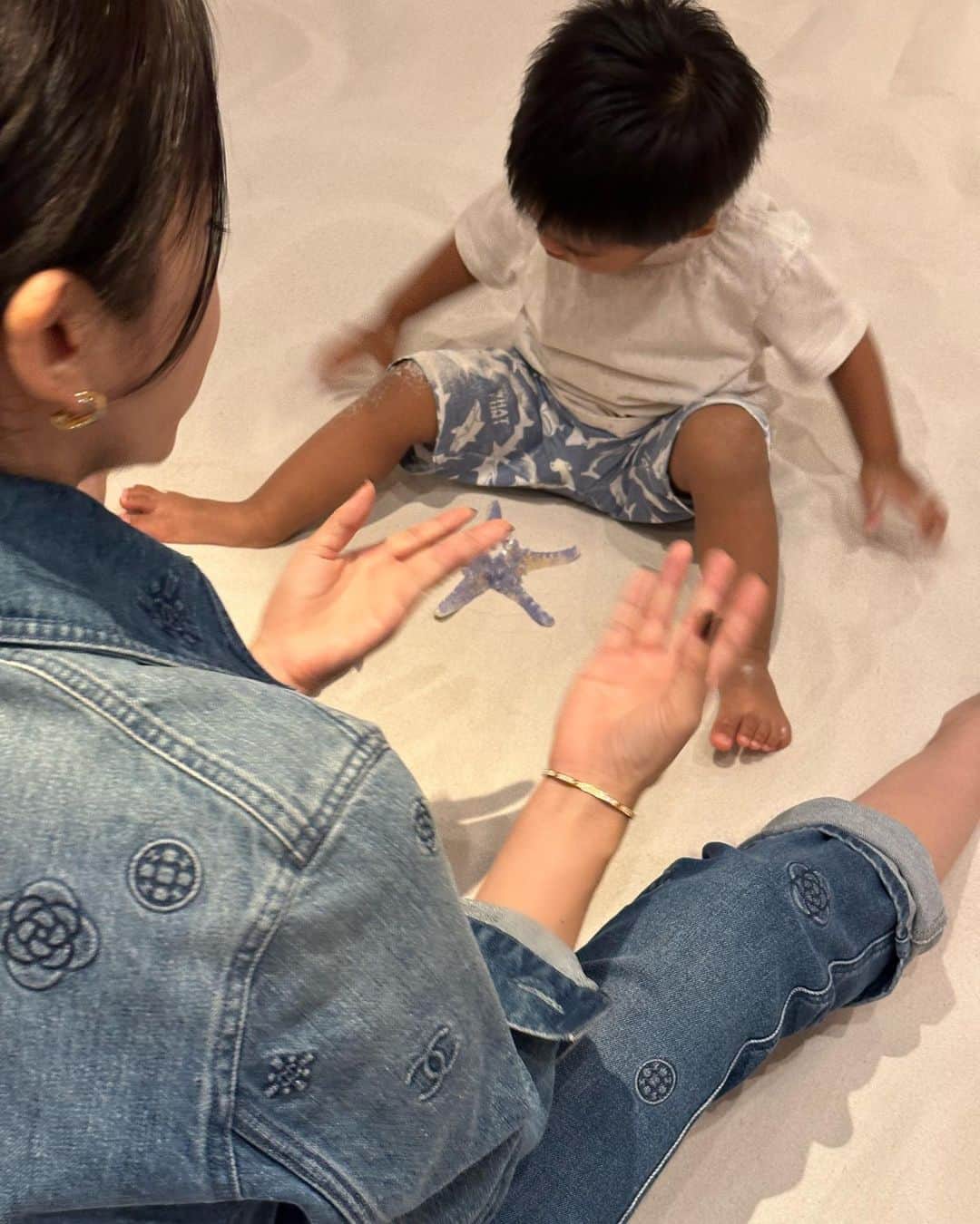 megbabyのインスタグラム：「生まれてきてくれてありがとう💙  2歳おめでとう🎉  あんなに小さかったあなたが あっという間に大きくなって すくすく元気に育ってくれて ありがとう。  ママはあなたの笑顔が大好き❤  とびきりの笑顔が見たくて今年はお昼寝の間にみんなで手作り🎂🎈🚜🚧🐬🐠🐳🚓🚑🚒  いつも支えてくれるお友達やMEGOODのみんなに感謝です🙇🏻‍♀️ ありがとう🫶🏻  #birthdayboy #宝物」