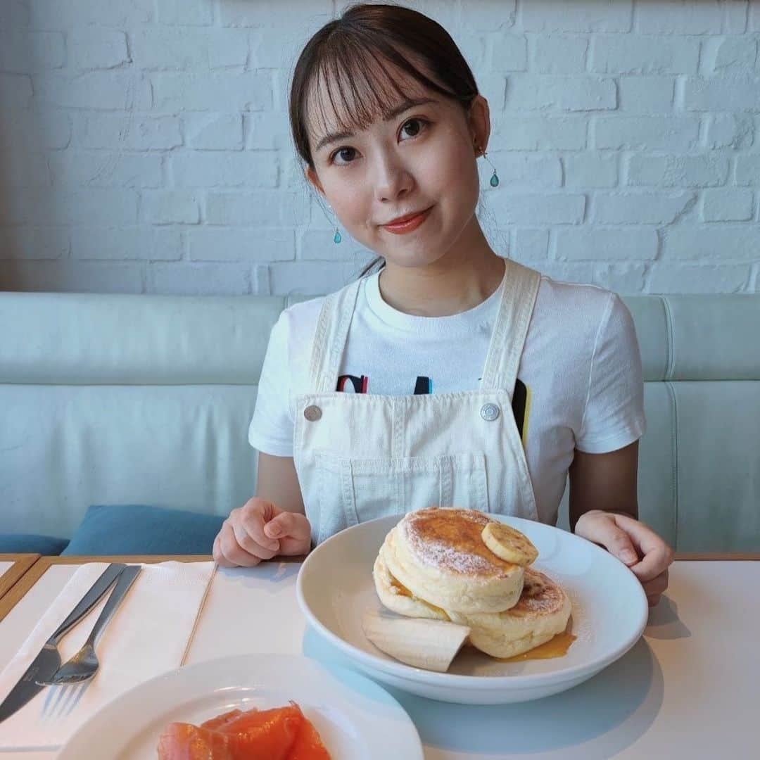 上野瑚子のインスタグラム：「日に日に顔が丸くなっていきます . . . #bills #パンケーキ #ビルズ #morning #blunch #ブランチ #モーニング #ふわふわパンケーキ」