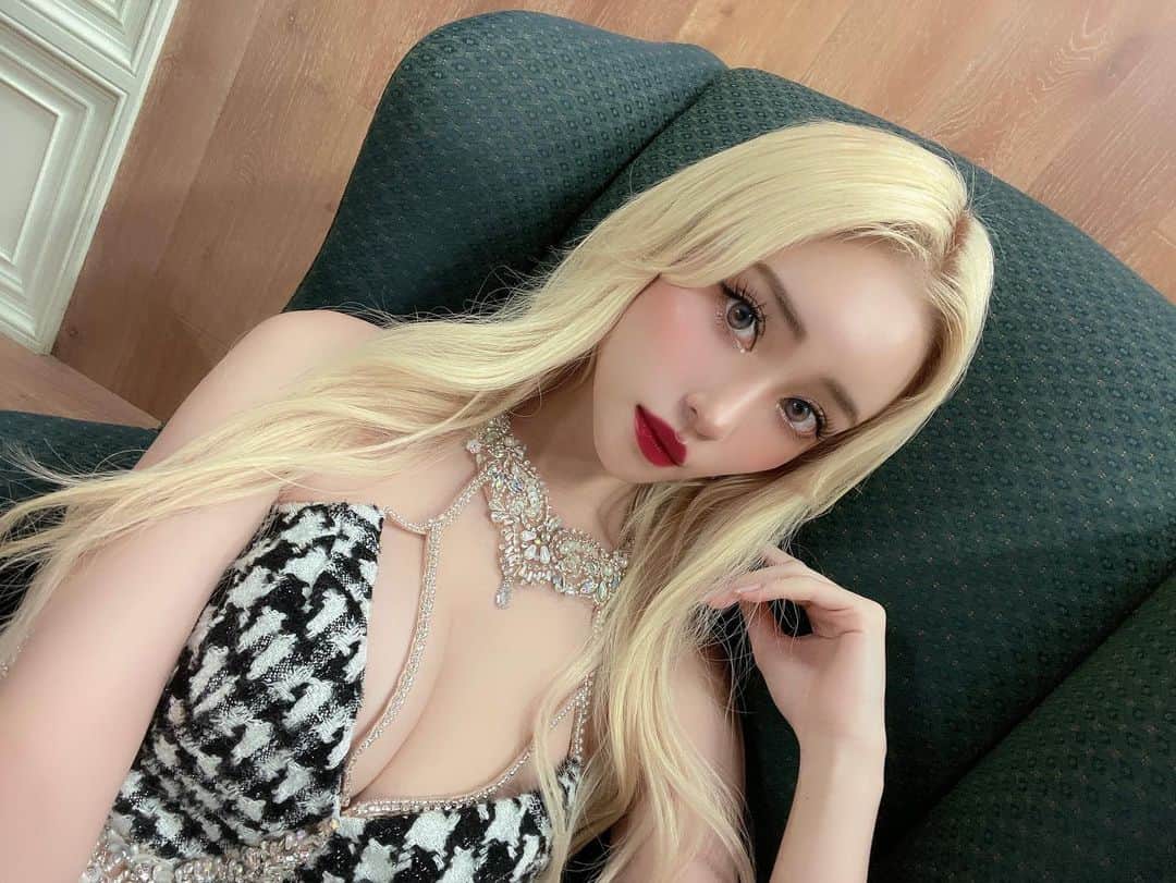 のインスタグラム：「千鳥柄🖤自撮りの時に顔周りに手を置きがち🫣」