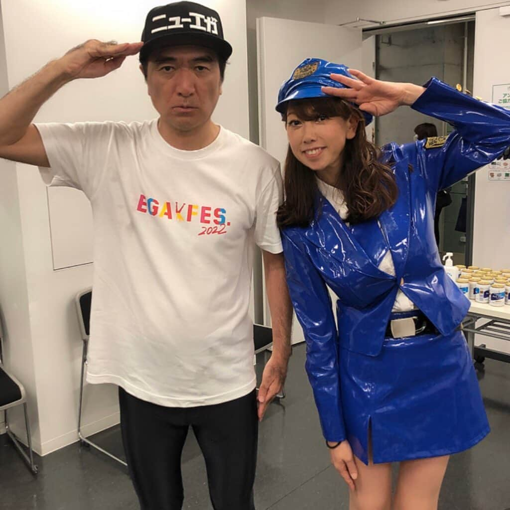 大原かおりのインスタグラム：「最高に楽しかったエガフェス️🎤👨🎶💕  エガフェスの開催が決まった時から、普通に見に行かせてもらおうと思い楽しみにしていたら… エガちゃんねるのYouTube生配信で「エガフェス当日にチケットのもぎりと、売店での販売のバイトに来て〜！ポリスの格好でねっ👮‍♀️✨」と江頭さんから連絡をいただき。。  『あたおか大原』は、46歳という年齢を忘れ ミニスカポリスの衣装に着替えて 笑顔でハッスルしながら参加させてもらってきました〜👯‍♀️💕  江頭さんの格好良さ、あたおかさん達の優しさと温かさ、 スタッフさん達の頑張りとレベルの高さ、 演者さんの気合いと団結力。 全ては江頭さんが醸し出す人吟味なのだと思いました👏😍  色々な箇所でファンの方達が楽しめる愛情のこもった作り込みに、ステージ裏から見ながら感動してました😭🤲💓  ステージに立ってる江頭さんかなり格好良かったな〜🎤👨🎶  とても素晴らしく心温まるエガフェスに参加させてもらえて 本当に本当に嬉しかったです❣️❣️ この感動、一生忘れません😻👊  江頭さん、スタッフさん、演者さん、そしてあたおかの皆様、お疲れ様でした〜👏😉㊗️  本当に最高の時間でした👮‍♀️🚓✨ エガちゃんねる最高！！！！！ @egachannel  #エガちゃんねる #江頭2時50分 #エガフェス #渋谷公会堂 #最高の時間 #あたおか #エガちゃん #感動を #ありがとうございました #46歳 #ミニスカポリス #この格好 #そろそろ #私が #逮捕されそう笑 #👮‍♀️ #🚓 #💕」