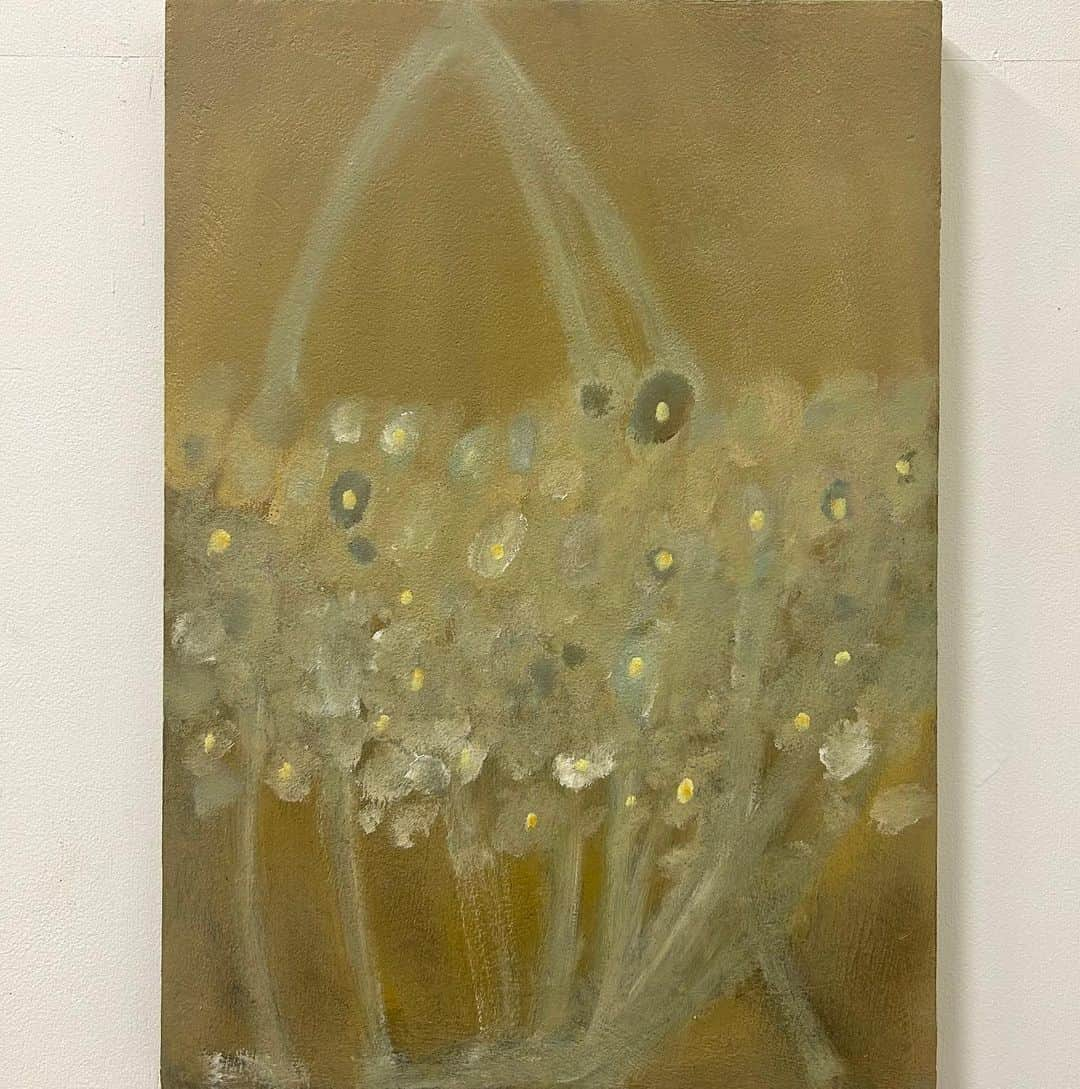 中瀬萌のインスタグラム：「Osmanthus.  420 × 594mm 2022 oil paint, beeswax, dammar resin, copar resin on wood panel.  秋の夜長。窓からよりも外の風の中、香りが優しい。」