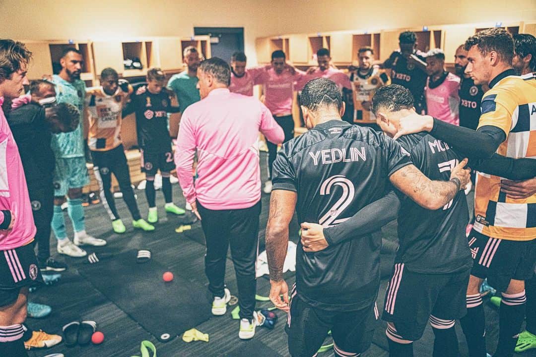 フィリップ・ネヴィルのインスタグラム：「Great win on the road again from the team - two more home games to go… La Familia we can’t wait to see you at DRV PNK!」