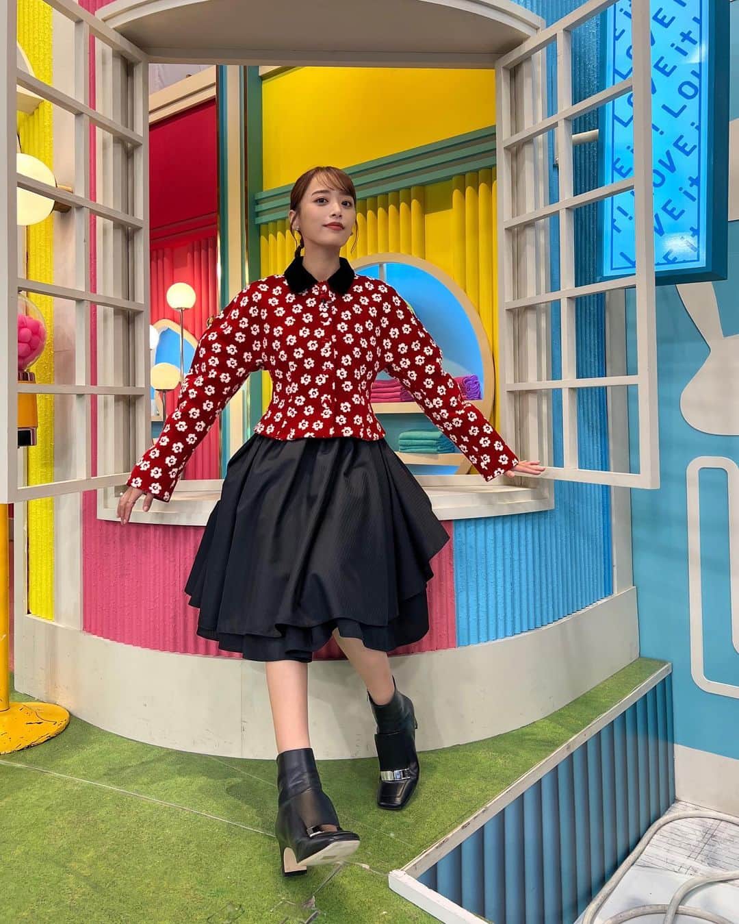 近藤千尋のインスタグラム：「昨日のラヴィット❣️🐰  またパラパラを踊らせていただいて まこちん、ホテイソンさんも増えて ラヴィットギャルサーが増えていく🥰✌️笑  ひーぼぉくんが興奮してくれた、 カメレオンゲームしたり笑 森脇さん、なすなかにしさんもいて とても楽しい金曜日でした❤️  見逃した方は是非、TVerで チェックしてね💓  髪型、こうなってたのか！！笑 リボン沢山ついてる！💗  ウェア @toryburch  アクセサリー @crestare_official @graey_official  シューズ @sergiorossi」