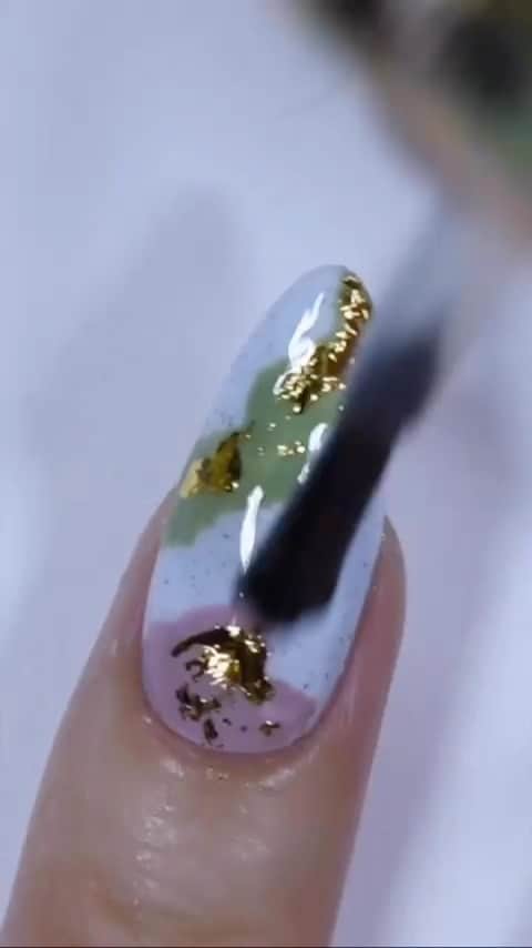 NailsVideosのインスタグラム：「Abstract nails by @yagala 💚💖」