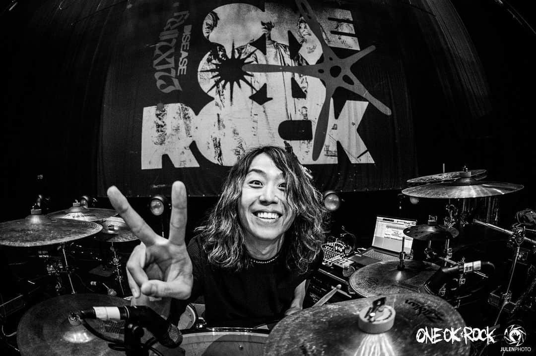 Julen Esteban-Pretelのインスタグラム：「It was great to hang out and shoot @oneokrockofficial in New York last night. It was a great concert and I loved to see that they haven’t lost a beat or their sense of humor. @tomo_10969 was his super cheerful self, as always. #oneokrock #oor #LuxuryDesease #USTour #TourDreams」