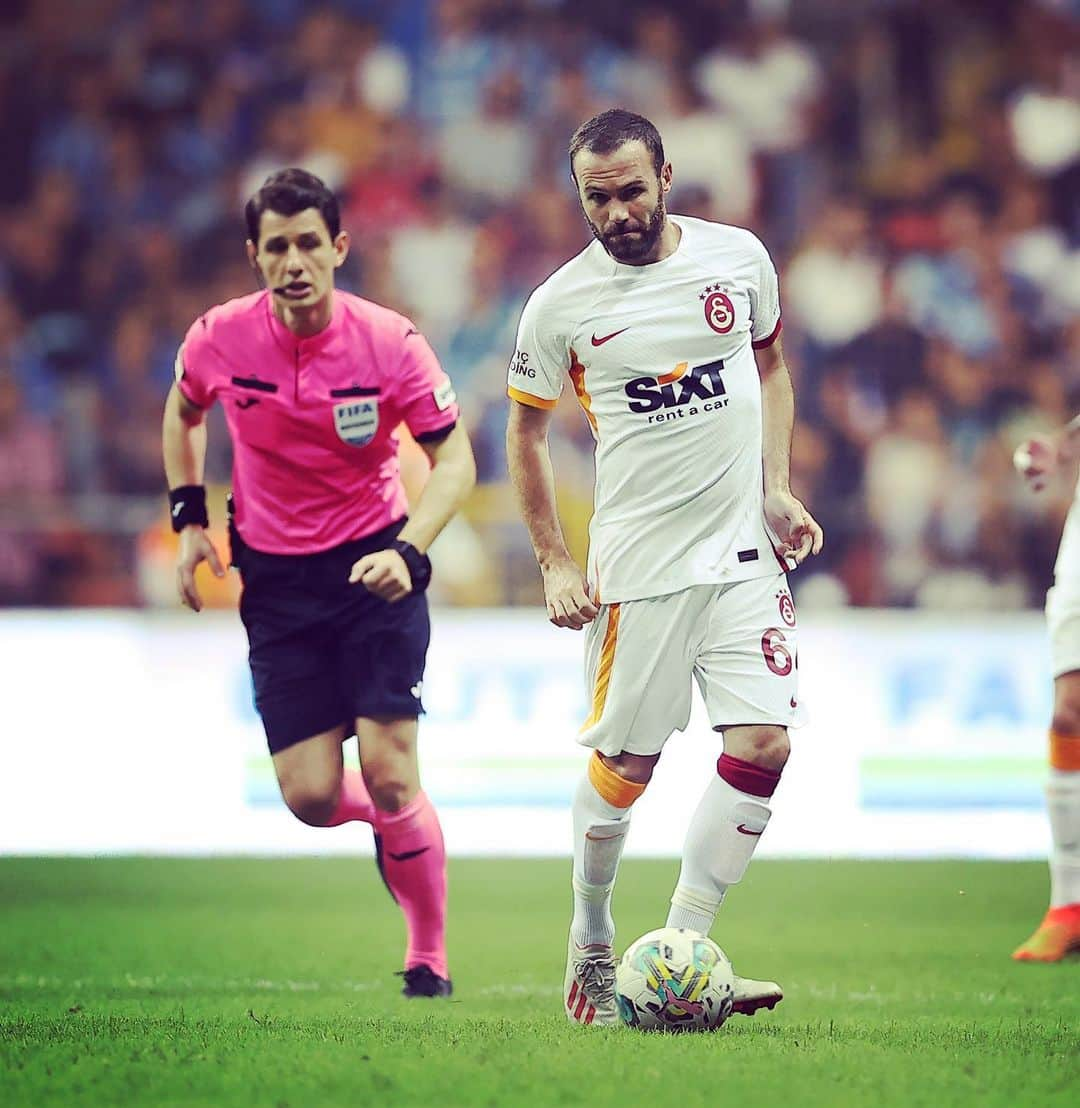 フアン・マタさんのインスタグラム写真 - (フアン・マタInstagram)「Happy and proud to have made my official debut for @Galatasaray, thanks to all #CimBom fans for your love! A pity not having being able to win but already thinking about the next game 🙏❤️💛🦁  @galatasaray ile ilk resmi maçıma çıkmaktan sevinç ve onur duyuyorum, bütün #CimBom taraftarlarına gösterdikleri sevgi için teşekkürler! Kazanamamış olmamız yazık oldu fakat bir sonraki maçı düşünmeye başladık bile 🙏❤💛🦁」10月2日 5時53分 - juanmatagarcia