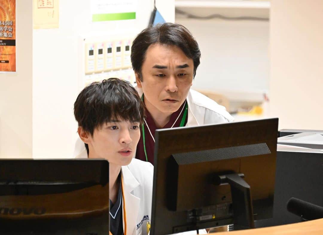 祈りのカルテ 研修医の謎解き診察記録のインスタグラム：「#祈りのカルテ 📋 🩺 日テレ系 10月8日(土)夜10時スタート  ／ 人気声優 #関智一 さん 第1話に特別ゲスト出演‼️ ＼  救命救急科の医師役を演じます👨‍⚕️ 諏訪野(#玉森裕太)とどう関わる？  「ドラマでは初の医者役、全力で挑戦させて頂きました。玉森くんカッコ良かった〜！」」