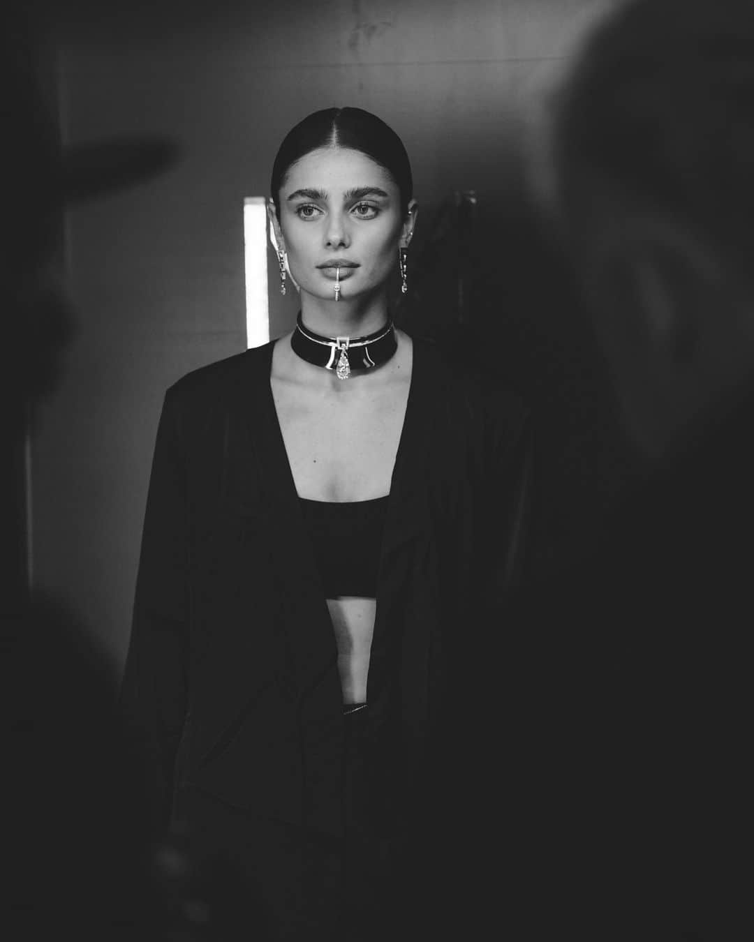 テイラー・ヒルのインスタグラム：「@messikajewelry 🖤」