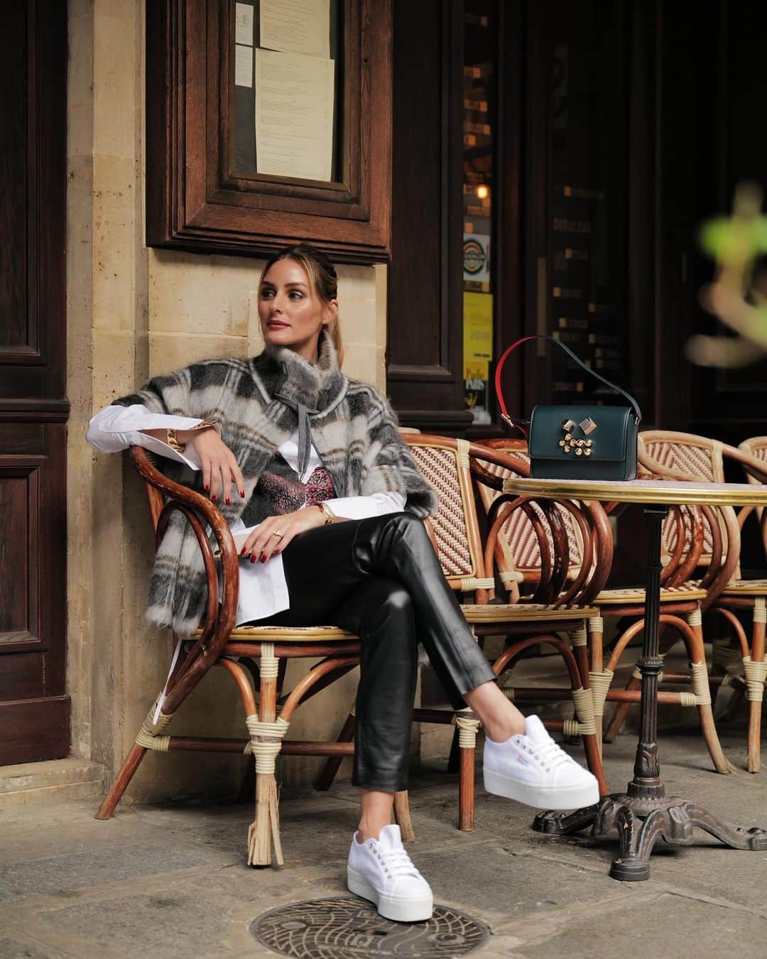 オリヴィア・パレルモのインスタグラム：「People watching in my platforms 👀👟 @superga_official   #ad #supergalovers #pfw」
