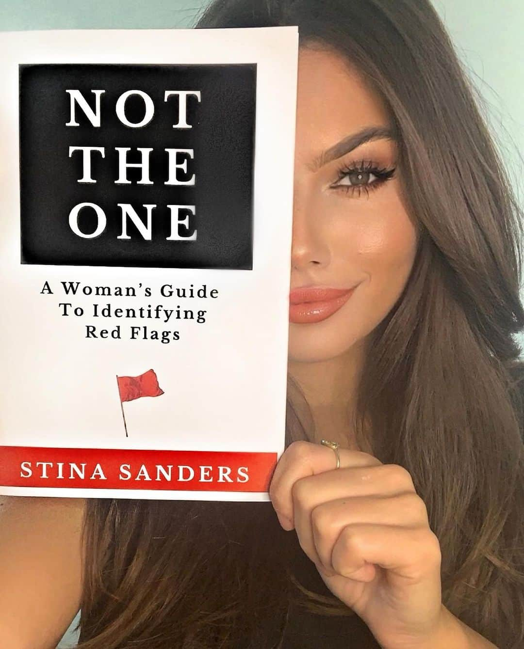 スティナ・サンダースのインスタグラム：「Wow.  Can’t believe it’s been a year already since I released my book NOT THE ONE 🚩   When I started writing this book, I honestly thought the only person who would read it would be my mum 😂 but it turns out a lot of people are sick of dating red flags!  While I’m here I just want to say a massive thank you to those who have supported and read NOT THE ONE. I am truly grateful for you all. ❤️  As there is no rest for the wicked, I am writing another book 📚 The truth is I can’t stop writing - it’s definitely my therapy that’s for sure! Anyway can’t wait to share more about that soon ❤️  Lots of love,  S x」