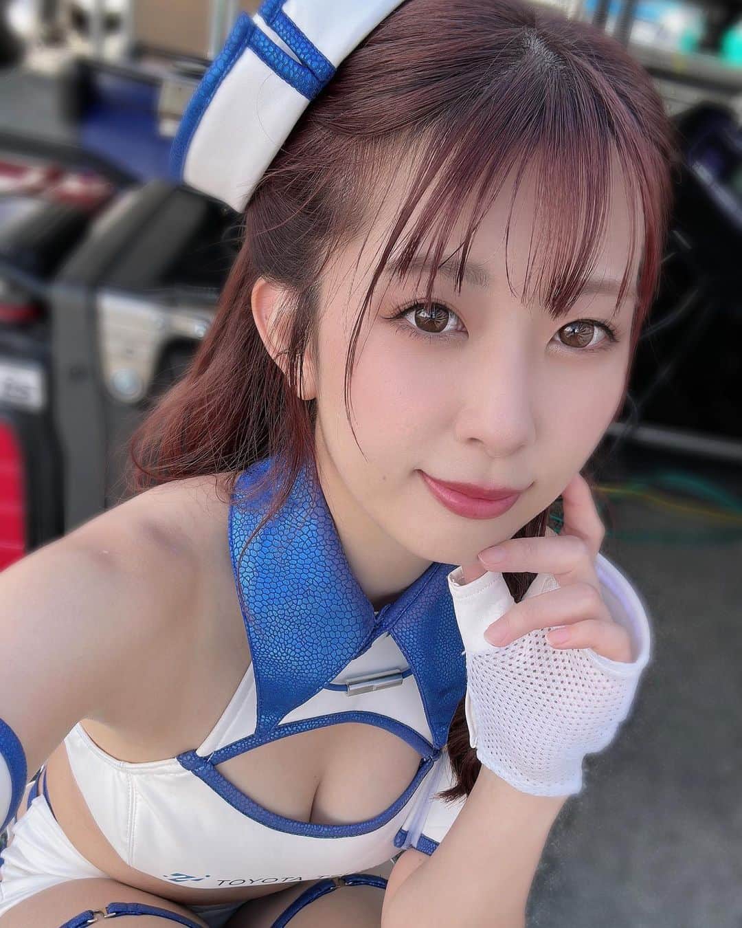 藤田香澄のインスタグラム：「#SUPERGT 第7戦 オートポリス 予選日が終わりました！  apr31号車、環境や性能調整も違うけれど 去年のQ2はポールポジションを獲得し、 1'42.039でコースレコードも出してたんですよね…😳✨✨  今年はQ1が10位だったのでQ2進出はならずでしたが、 決勝で追い上げてポイントゲットしてほしいですね⚐⚑⚐  明日は19番手からのスタートとなります！ グリッドボードは私がつとめます🐭 今年最後のグリッドボードですね。  毎年思うことだけど、 来年レースクイーンになれる保証はないので これが人生最後のグリッドボードになってしまうかもしれません😢  それは運とかタイミングとかもあって 結局は神様が決めることだけど、 私は進みたい方向へ行けるよう努力していこうと思います。  そして皆さんは私が頑張れるように 励ましたり応援したりしてくれたら とっても嬉しいです☺️  来年もまたどこかで会えるかなーって思ってたりすると、 急に会えなくなったりすることもあるから。 会えるうちに会いましょう！ そして私はもっと推してもらえるよう努力します🥲 全然努力できてないと思うの。SNS苦手で。 このままじゃ良くないから、 インスタの使い方が変でも、投稿がおかしくても、行替えがへたくそでも、タグ何付けていいか分からなくても、全く映える生活をしていなくても😇やっぱりとりあえずやってみます。 フォロワーさん増やしたいです🥲 お仕事もっともっとしたいです💪  途中からレースの話しじゃなくなってしまいましたが、 これからも見守っていて下さい☺️♡  . . . . . #レースクイーン #apr #aprvictoria #autopolis #japanesegirl #车模  #japanesemodel #costume #適乳 #コスチューム」