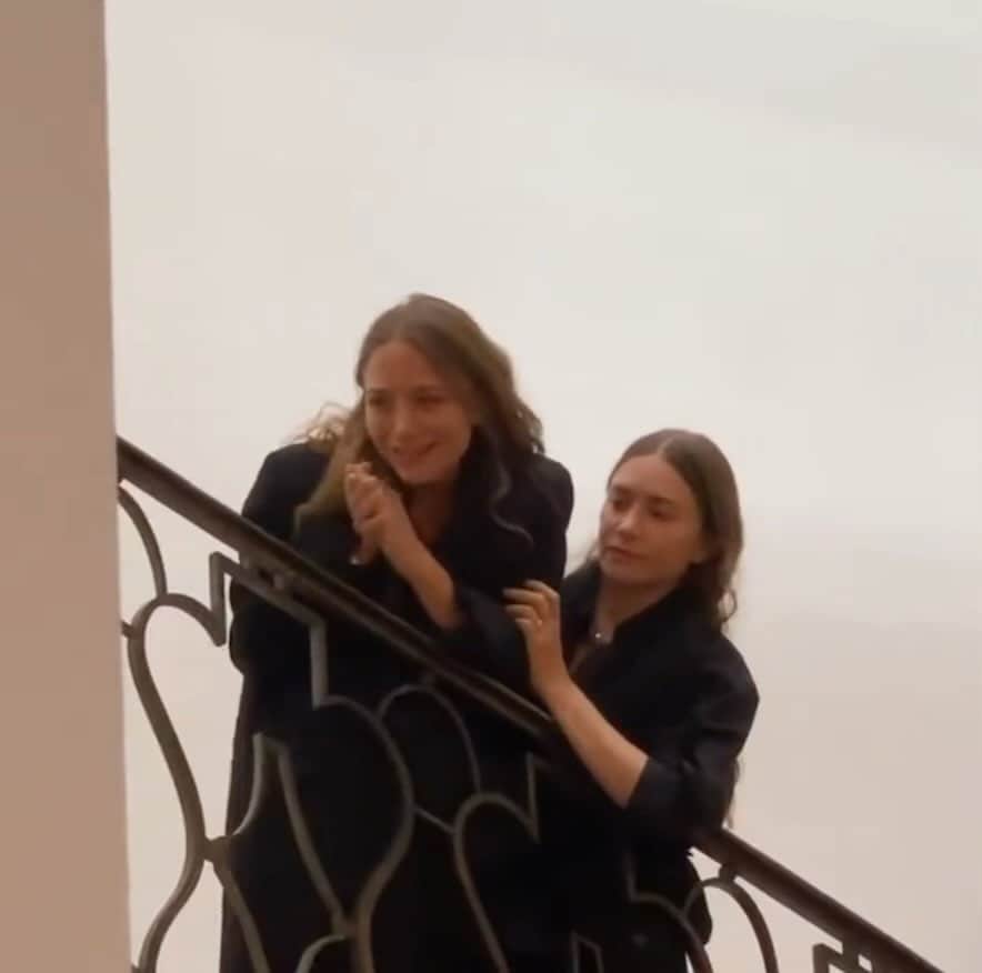 オルセン姉妹（ファンアカウント）のインスタグラム：「MK&A at paris fashion week #mkastyle」