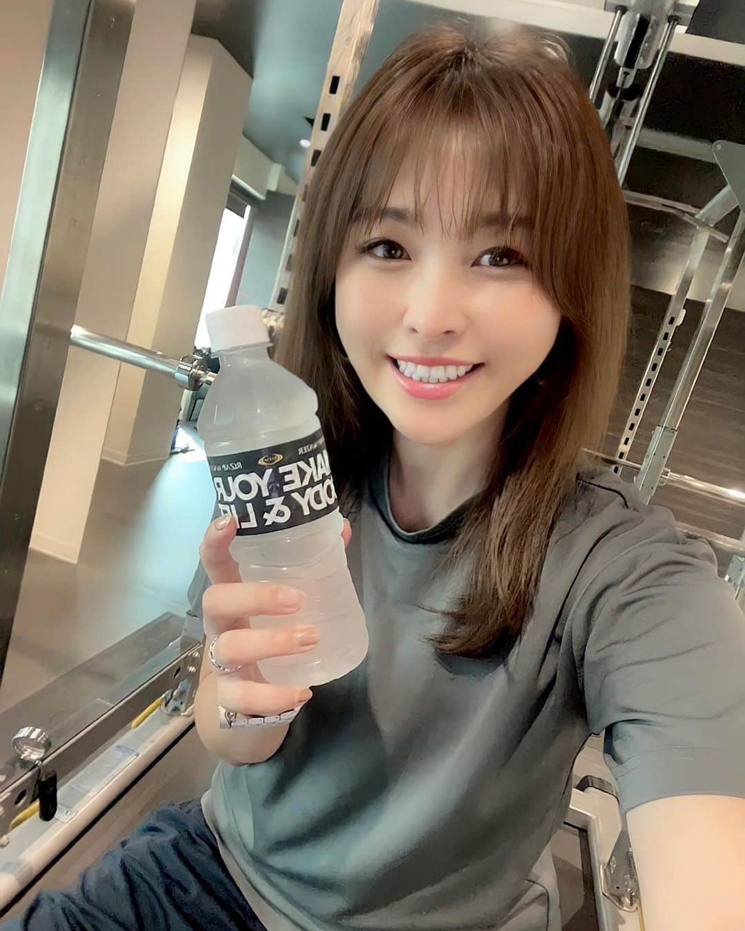 mikaのインスタグラム：「♥︎︎∗︎*ﾟ トレーニング💪  順調だった体重が増量期突入しちゃって、凹み中。  女性はホルモンとかむくみでよくある事だって トレーナーさんに教えてもらって とりあえずほっとしてる🥹  こういう不安になった時も素早くアドバイスくれて 凄くメンタルも助かってます！  自分の身体に鈍感でしたが少しずつ自分の身体の 事も知っていけて楽しくなってきてる✨  あと少し、頑張る！！🔥  質問や行きたいかもと気になる人は お得な5万円の割引制度のご紹介できるので 気軽にDMください！  #フィットネス #トレーニング #筋トレ #ダイエット #rizap #ライザップ #ボディメイク #ライザップ女子 #ダイエット記録 #低糖質 #ゴルフ #ゴルフ女子 #運動」