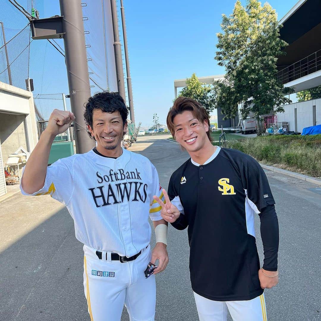 古澤勝吾さんのインスタグラム写真 - (古澤勝吾Instagram)「松田さんには、自分が現役の時から可愛がってくださり自主トレも一緒にさせていただき、すごく良い経験が出来きて感謝しています！ありがとうございます！ホークスに松田さんがいなくなるのは寂しいですが、どの球団に行かれても応援しています！これからも頑張ってください！そしてこれからもよろしくお願いします‼️熱男〜💪🏼‼️  #松田宣浩 #熱男  #熱男魂 #福岡ソフトバンクホークス」10月1日 22時27分 - ami___go0905