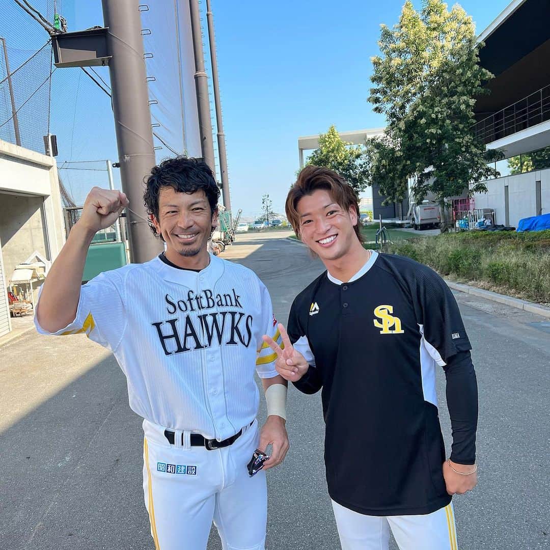 古澤勝吾のインスタグラム：「松田さんには、自分が現役の時から可愛がってくださり自主トレも一緒にさせていただき、すごく良い経験が出来きて感謝しています！ありがとうございます！ホークスに松田さんがいなくなるのは寂しいですが、どの球団に行かれても応援しています！これからも頑張ってください！そしてこれからもよろしくお願いします‼️熱男〜💪🏼‼️  #松田宣浩 #熱男  #熱男魂 #福岡ソフトバンクホークス」