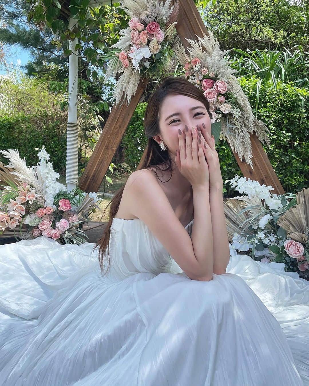 宮内理沙のインスタグラム：「behind the scenes of shooting the wedding ad👗💍  この前の沖縄撮影の載せられてなかったシリーズ載せさせていただきます👗💐 衣装もヘアメイクもお花も可愛かったなあ🥰  そういえばついに親からも早く結婚しろと言われるようになってきたな、、笑  #weddingphoto #shooting #okinawa」