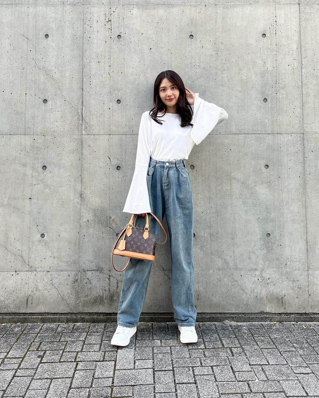 藤江萌さんのインスタグラム写真 - (藤江萌Instagram)「カジュアルハマってる。  tops : @azulbymoussy_official  jeans : @shein_japan  bag : @louisvuitton   最近はピアノの練習をしたり、色んな作品と触れ合ったり、筋トレしたり。。。  自分を高める時間💐  #コーデ #ファッション #ファッションコーデ #カジュアルコーデ #プチプラコーデ #プチプラファッション #デニムコーデ #shein購入品 #sheinコーデ #藤江萌 #azulbymoussy #azul #shein #youtube #louisvuitton #japanesegirl #omotesando #iphone13 #camera」10月1日 22時34分 - fujie_moe_official