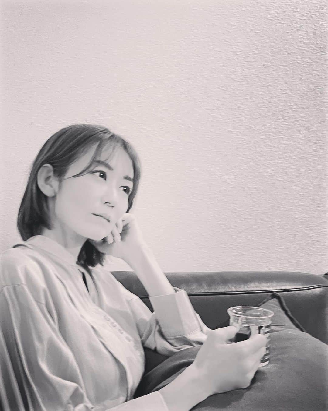 大河内奈々子のインスタグラム：「・ ・ 夜のひととき  お気に入りのハーブティーと映画 私にとって　日常の贅沢を感じる時間です  おやすみなさい🌙  #nanakoohkouchi #大河内奈々子 #好きな映画 #たまに泣きたくなる #ホラー映画が好き #おやすみ #goodnight #ほぼすっぴんでごめんなさい」