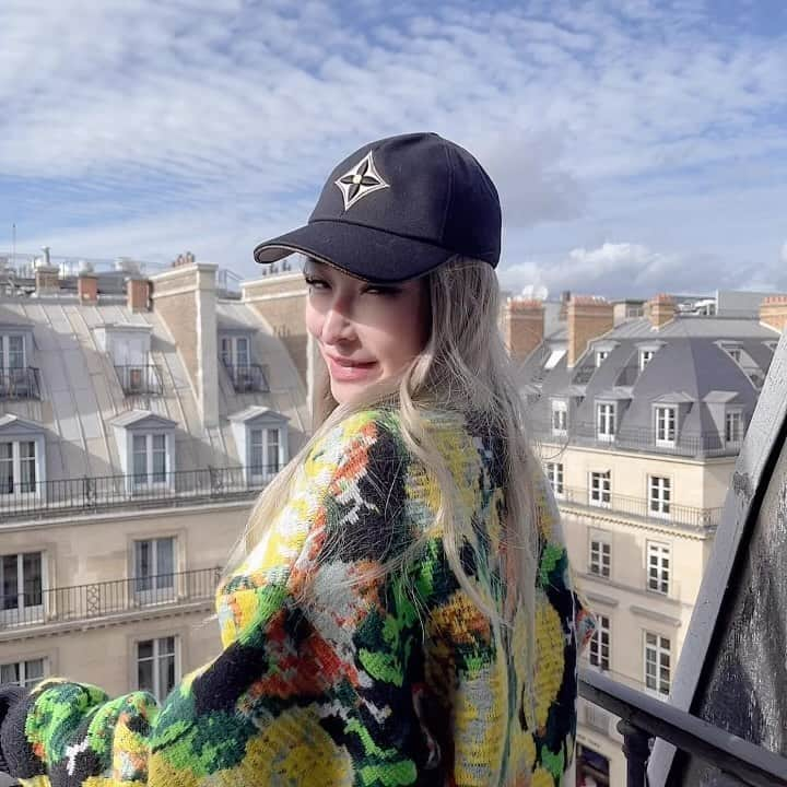 エルヴァ・シャオのインスタグラム：「Hello Paris 💋💋 @louisvuitton」