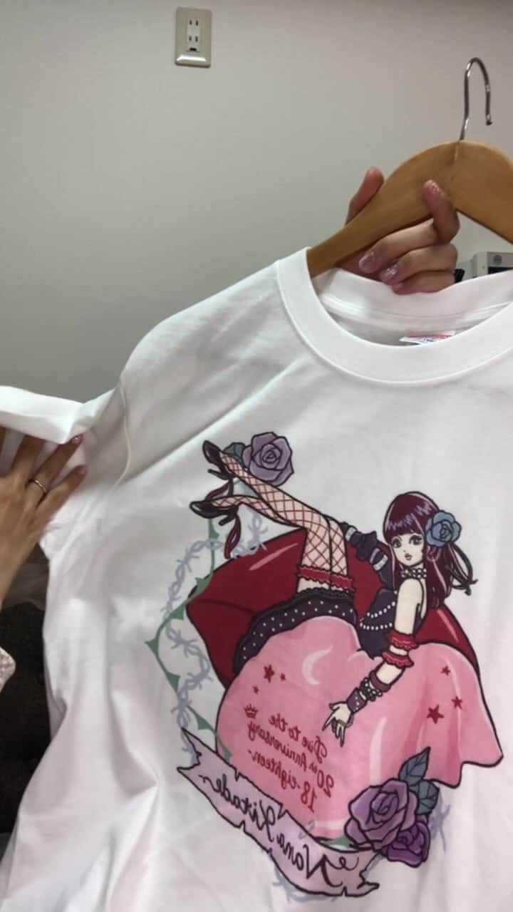 大石蘭のインスタグラム：「北出菜奈ちゃんと💖コラボTシャツ作ったよ！」