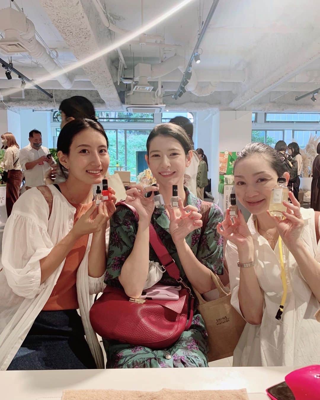 ラッセルマイアのインスタグラム：「昨日はbiople fesにお邪魔しました！ 今回も気になる商品が沢山で @sundays_japan のネイルはどの色も可愛いですが挑戦した事のない色ですが新色の深い紫もきれいでした。 以前、娘の爪が割れた時に写真のネイルセラムを塗って早く回復してくれて助けられました🥺 @shine_babyandkids さんは月桃の香りがとても心地良くてスティックタイプのバームはとても使いやすそうです☺️ボディソープも優しく保湿してくれそうで子どもと使いたいです。 @isoi_japan さんの美容液がシミの消しゴムというそうでとても気になりました！ @amritara_official さんの女性の為のサプリもとても気になります。」