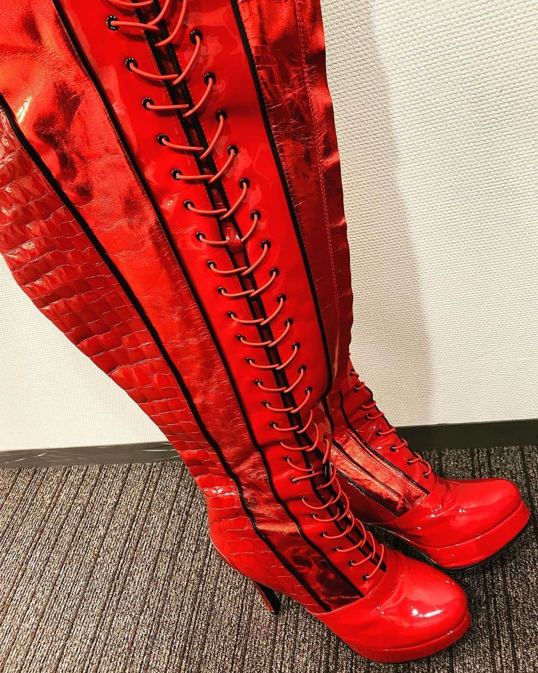 JONTEのインスタグラム：「無事開幕‼️感謝‼️ 明日からもよろしくお願いします‼️ #kinkyboots #kinkybootsjp」