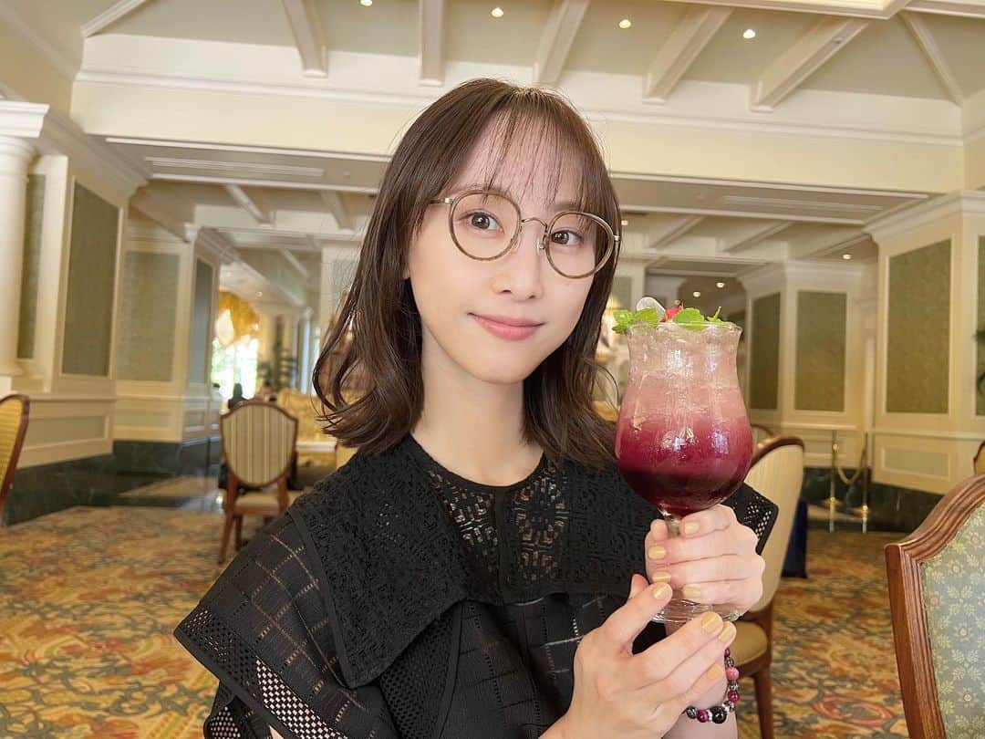 のインスタグラム：「この間、シャーウッドガーデンにブッフェを食べに行きました。 スペシャルドリンクはハロウィンをイメージしていて、小さなスポイトに入ったシロップを混ぜると味が少し変わる仕様。 私は入れないままの、ぶどう感強い味が好きでした！  ケーキをたくさん食べて満足、満足。 あとは洋梨と生ハムのピザと、デニッシュが美味しかったー! ハロウィンのホテル飯、まだ全然行けてないけれど、なんとしてもハイピのケーキは食べたい所存です。はい。 今日から、ウィリーのハイティーと、ミニーちゃんのレギュラーケーキも始まって、大忙しだなあ。」