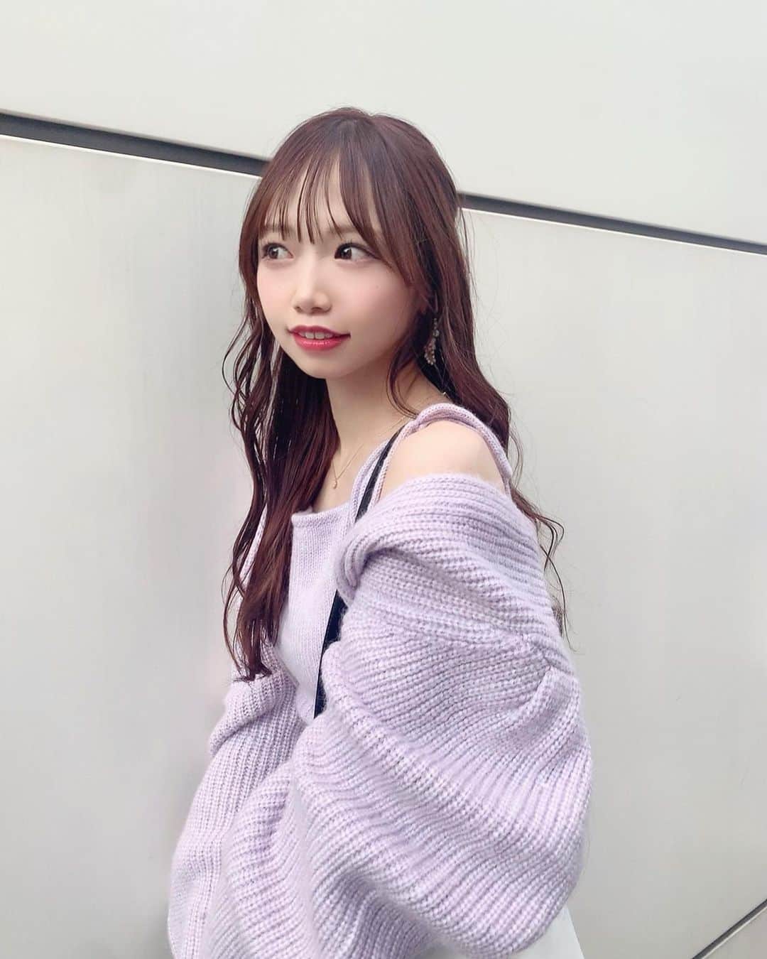 のインスタグラム：「ラベンダーカラー🍇🤍  肩ちらがお姉さん…🥂💭 全身はまた今度載せますっ！  #fashion #lilybrown #coordinate #秋コーデ #秋服コーデ #ヘア #ヘアアレンジ #ヘアカラー #購入品 #愛用品 #japanesegirl #ootd #ootdfashion #みちゃしふく #コーデ  #japanese #japanesegirl #ニット」