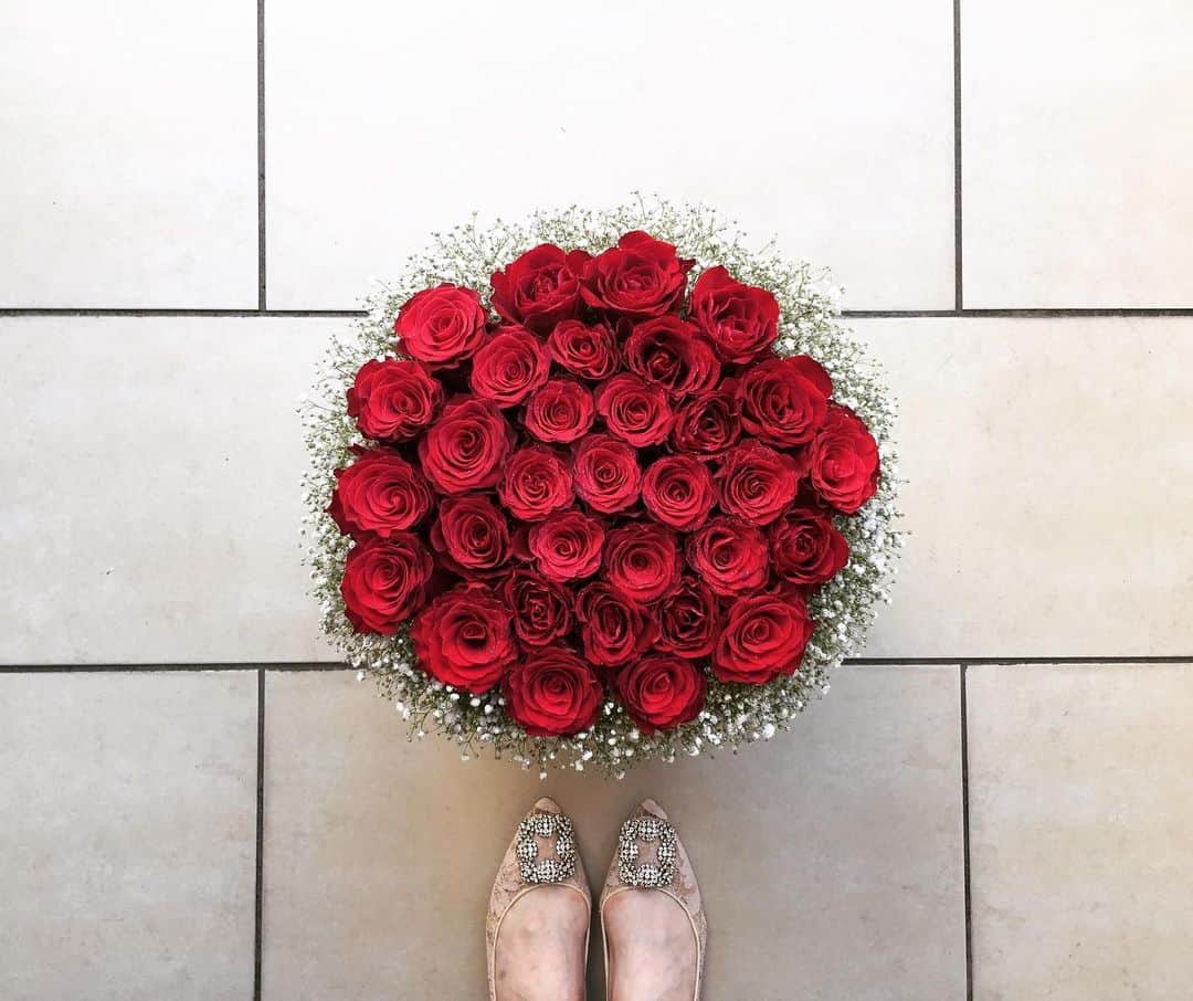 希沙 健康美のインスタグラム：「３２🌹Rose Rose box for birthday 赤い薔薇が好き。 #rose #rosé #rosè #happy #happybirthday #薔薇 #薔薇の花 #flower #flowers #manolo #manoloblahnik」