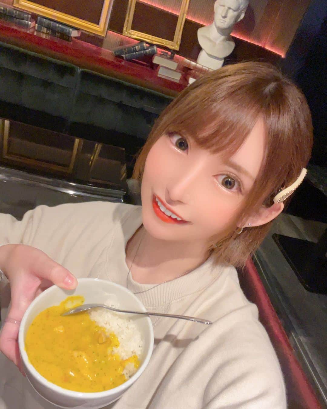 葉月七瀬のインスタグラム：「. . この前のみうななせ会の写メ🫡 ⁡ 美羽たん特製のカボチャシチュー うますぎた🎃💖 ⁡ 今月は10/31のハロウィンなので お楽しみにしててください❣️❣️👻 ⁡ ⁡ 最近の髪型を現役時代に少し寄せてみた🌟 昔はだいぶ触覚長かったけど今は短く🐰 ⁡ あとヘアピン系ハマってるから バリエーションほしい🤭」
