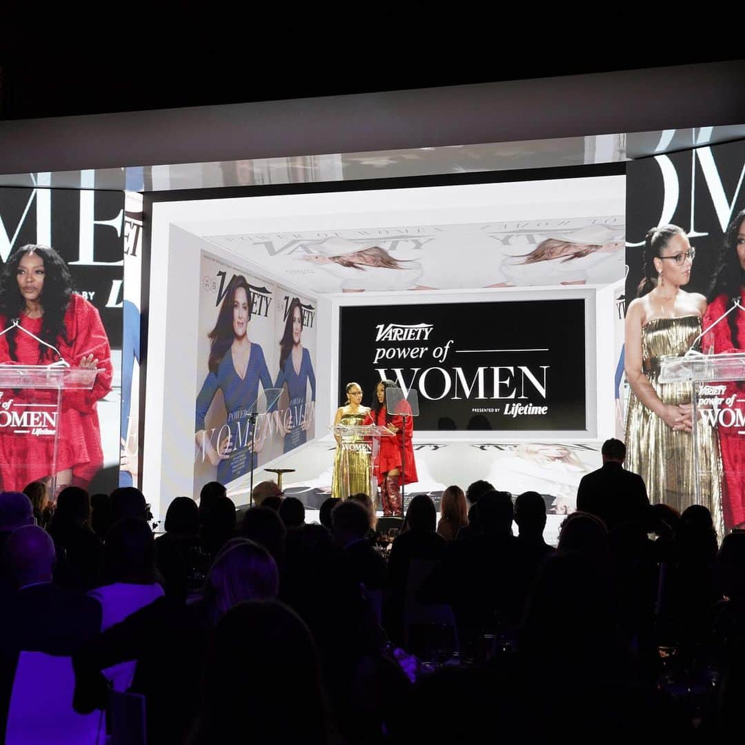 ビアンカ・ローソンさんのインスタグラム写真 - (ビアンカ・ローソンInstagram)「@variety #PowerOfWomen 💗 . Fun fact.. my shoe broke while walking to the podium to introduce @ava 🙆🏽‍♀️」10月2日 1時02分 - biancajasminelawson