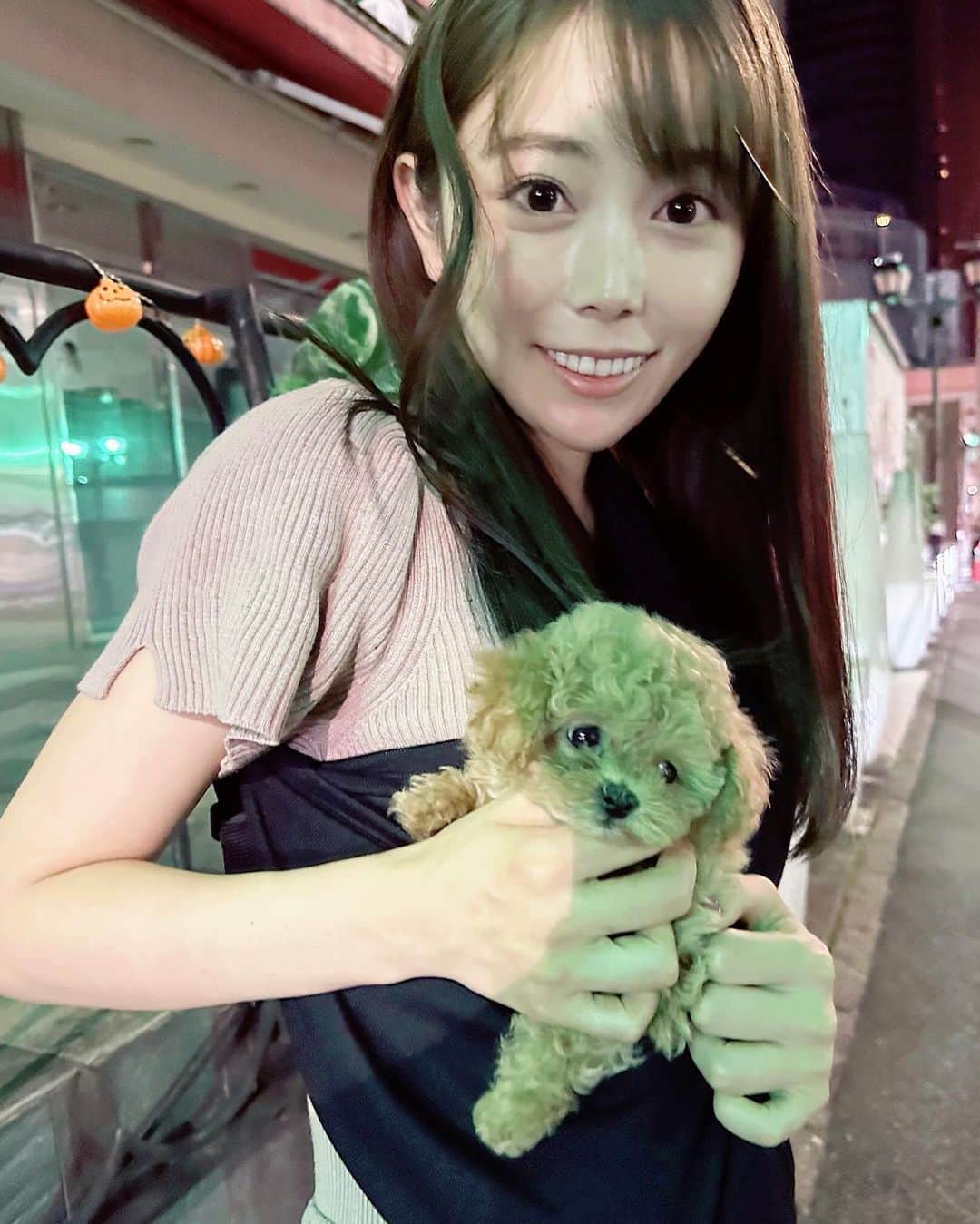 のインスタグラム：「皆さん、お久しぶりです☺️ 少しずつ、涼しくなってきましたね🍁 いかがお過ごしでしょうか？  私はというと、、、RKBを退社してから、愛犬と戯れるのんびりした毎日を送っています。写真は夜のお散歩の様子🌙まだ仔犬なので歩かせることができず、抱っこスタイルでお散歩しているんです🥺(これはもはや、私が散歩されてる、、、？)  今夜１０時からのRKBラジオ「ほめほめナイト」でも、わんちゃんの話を少し🐶 有難いことに、退社後も東京のスタジオを取っていただき、リモートで出演させていただきました。関係者の皆さん、リスナーの皆さんに感謝😭✨  ただ、今日ホークスの優勝が決まると、放送が飛んでホークスの優勝特番に差し変わります！ 放送がなくなるのは悲しいけど、ホークスには、絶対に絶対に優勝してほしい、、、！！😂 複雑です笑  #RKBラジオ　#ほめほめナイト #愛犬 #トイプードル #タイニープードル #ティーカッププードル #仔犬 #ラジオ #パーソナリティ #アナウンサー #フリーアナウンサー #辻満里奈 #ホークス #sbhawks」