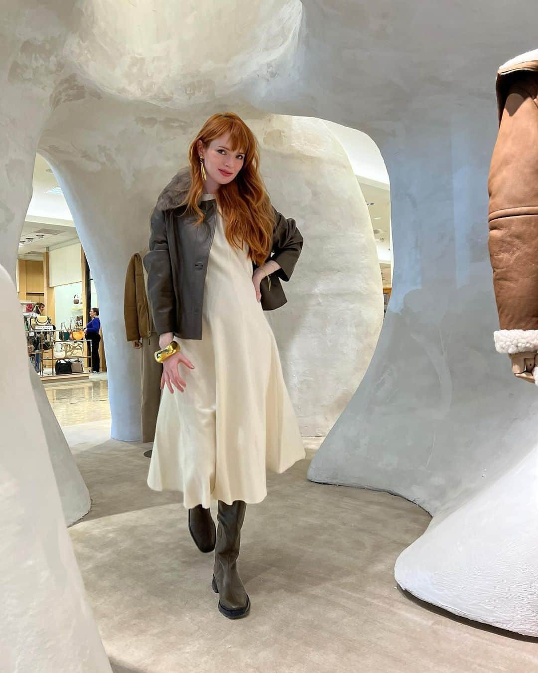 ジェーン・アルドリッジさんのインスタグラム写真 - (ジェーン・アルドリッジInstagram)「Went to check out the beautiful @vince installation at @neimanmarcus celebrating their 20th anniversary collection! Beautiful leathers and knits in shades of caramel and cream and brown, loved dressing up in these. Happy birthday @vince! #ad」10月2日 1時21分 - seaofshoes