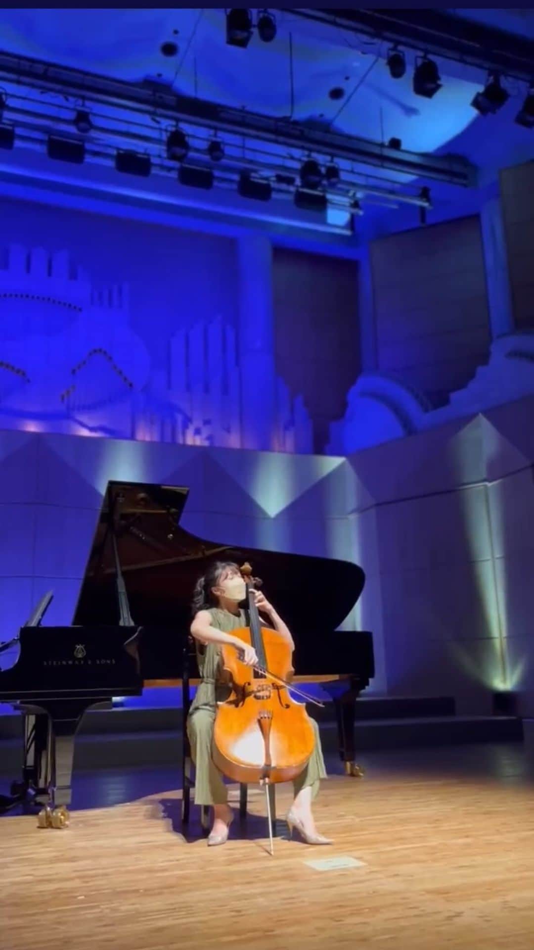 新倉瞳のインスタグラム：「From rehearsal - Bach in sugar hall  ライトアップされたシュガーホール、響きもちゅら♡  (心の中ではなべちゃんのズバーンドカーンシャララララ〜も鳴ってます✨)」