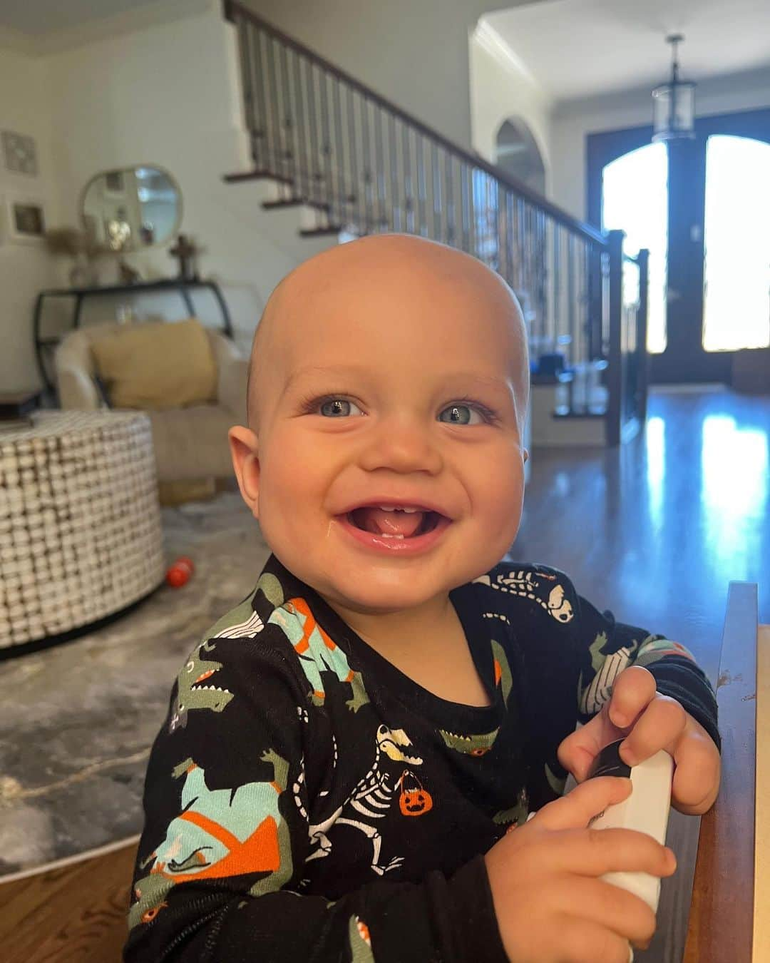 Tianna Gregoryのインスタグラム：「My silly chunk is 10 months walking and has 4 teeth」