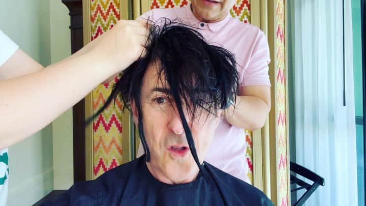 アラン・カミングのインスタグラム：「Big hair reveal!! It’s Saturday Night on Broadway and I am having lots more fun!!」