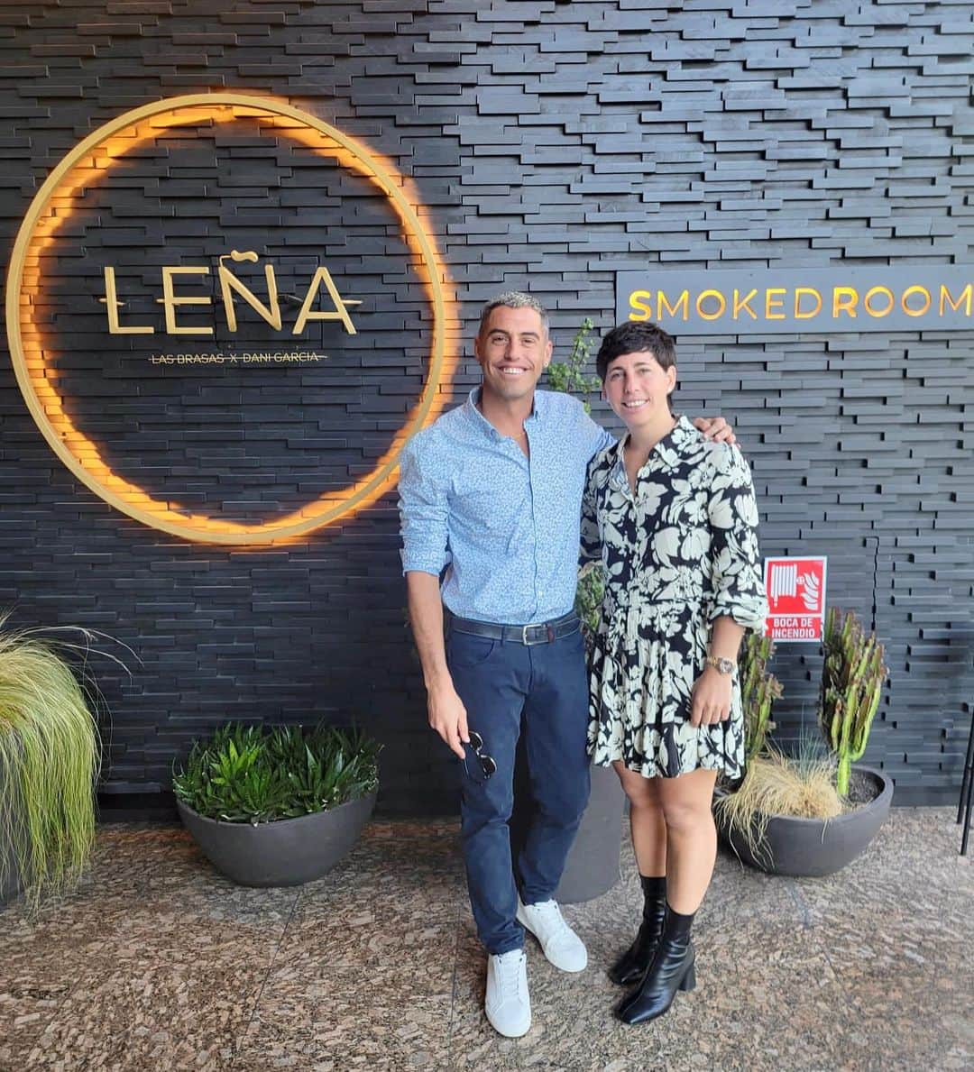 カルラ・スアレス・ナバロのインスタグラム：「Hoy hemos podido disfrutar de la experiencia de comer en Leña Madrid. ¡Comida espectacular! Gracias a todo el equipo por el servicio y muchas gracias @danigarcia7 por la sorpresa final.   #food #foodie #gastronomía #Madrid #family #experiencia #lunch #picoftheday #gastroexperiencia #leña」