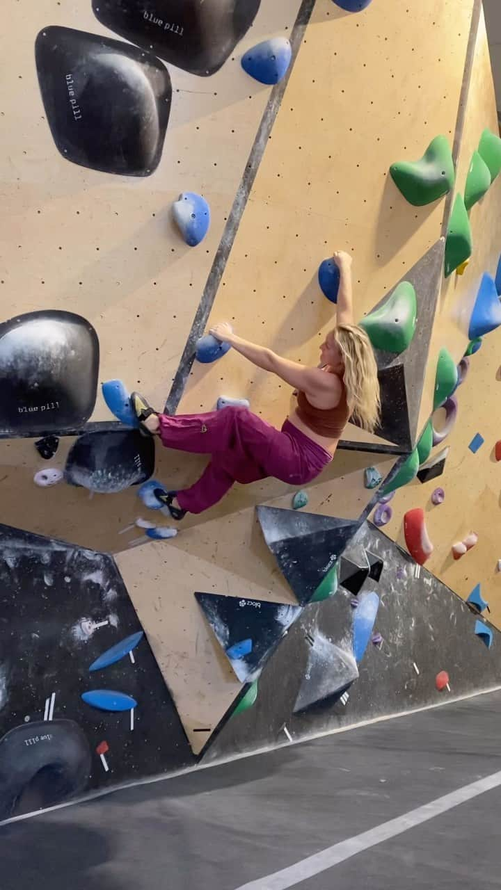 リア・クレインのインスタグラム：「Climbing. Not something I do a lot of these days, just a few sessions here and there to keep ticking over. I’m feeling big, feeling heavy and my auto style of climbing isn’t something that works anymore. I have to think about each and every move. Including getting down! To go climbing now is basically an endurance session! ⬆️🔝⬇️ Feels good to move around, nice to hang with friends and feel the sore skin on my hands under the warm water washing them after the session 🥰」