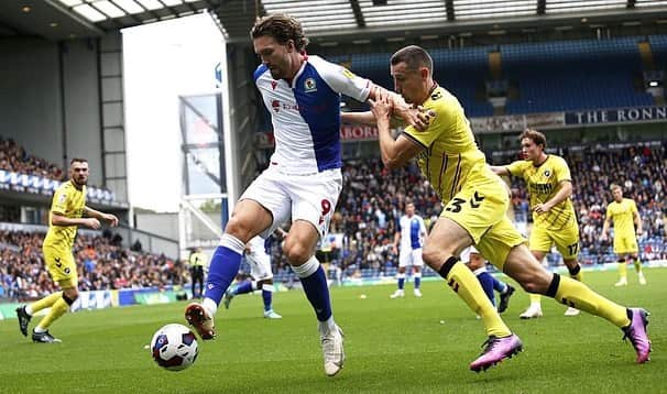のインスタグラム：「Buzzing to be back out at Ewood with the boys +3 🙌🏼🔵⚪️」
