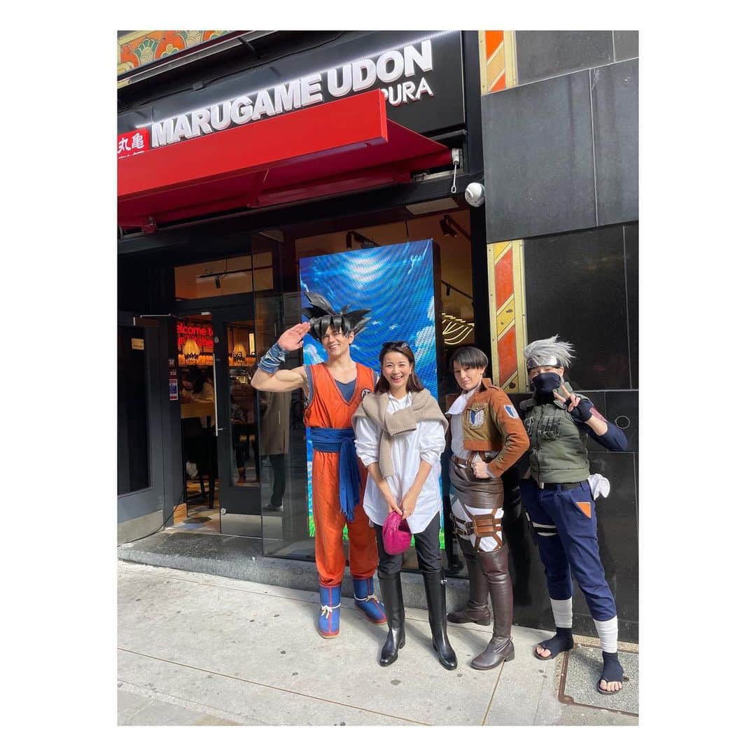 のインスタグラム：「丸亀製麺がOxford Circusに新しく店舗をオープンするということでオープニングイベントに行って来ました🍥 日本と変わらぬ味で美味しかった☺️うどんは子供も大好きなので海外でもこうして食べられるのはありがたい🙏 新店舗の前で日本のアニメキャラクターのコスプレをした皆さんと🤳  #丸亀製麺  #udon #london #londonlife #日本食」