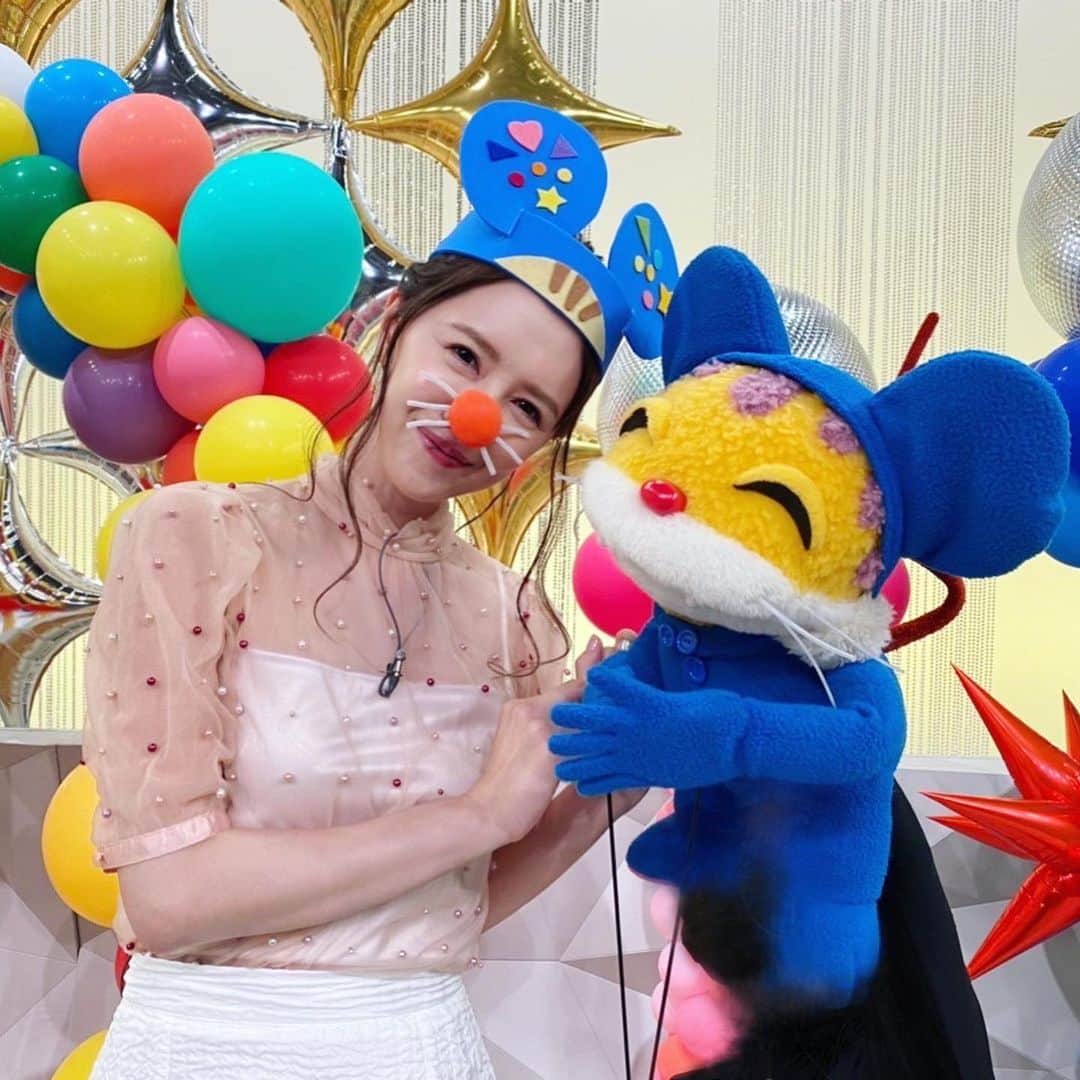 河西里音のインスタグラム：「拝啓  涼風の候、 皆さま、お変わりなく お過ごしでしょうか？ 私はとても元気です。 大変ご無沙汰しております。 河西里音です。  この度、 “1日”だけではございますが、 芸能のお仕事に復帰をさせて 頂きました。  “ニャンちゅう” ３０周年スペシャル 歴代のお姉さんが全員登場！  10月9日(日) 朝7時から7時25分 再 17時から17時25分  ママになれてから早1年 ずっと幸せに過ごしてきました。 日々の生活にも慣れてきた頃 ニャンちゅうから オファーを頂戴し、 この度、特別番組に出演を させて頂きました。  ニャンちゅう、 歴代のお姉さま方 プロデューサー並びに 関係者の皆様、 仲間に入れて下さって 凄く嬉しかったです♡ ありがとうございました。  是非番組を見て ちょっと成長した私も 見てほしいなって思ってます。  また、少しだけ娘の写真を 載せさせていただきます。  需要がないかもしれませんが 親ばかだと思って 温かく見守って頂けたら 嬉しいです。  最後に ニャンちゅうが ずっとずっと元気で 明るく居続けてくれる事が 私にとって最大の勇気に なっています。  どうかお身体ご自愛し ずっとずっと元気な ニャンちゅうで いてください。 ニャンちゅう30周年 ホントーにおめでとう！！  これからもずっと みんなのヒーローでいてね。 大好き♡  河西里音」