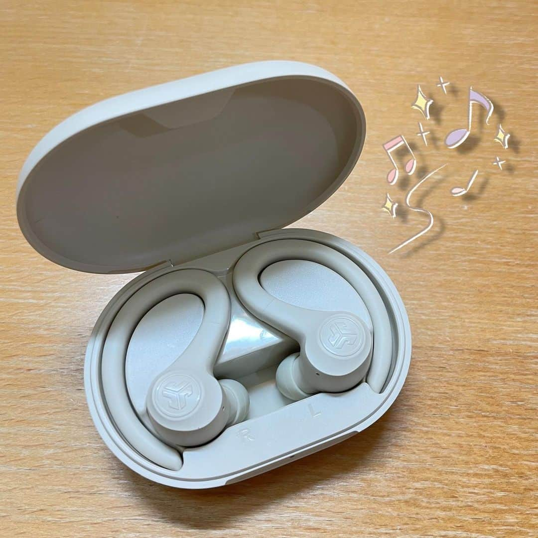 川井友香子のインスタグラム：「. 『GO AIR SPORT TRUE WIRELESS EARBUDS』🎵  🥟耳なので、イヤホンずっと付けてると 耳が痛くなるけどこれは痛くならないし、 落ちる心配もないので最近トレーニング中に 使ってるイヤホン☺️✨ すごい軽くて、しかも防滴防水なのが嬉しい🫱🏻‍🫲🏼🎶  #jlab #jlabjapan #findyourgo #goairpop #完全ワイヤレスイヤホン #truewirelessearbuds」